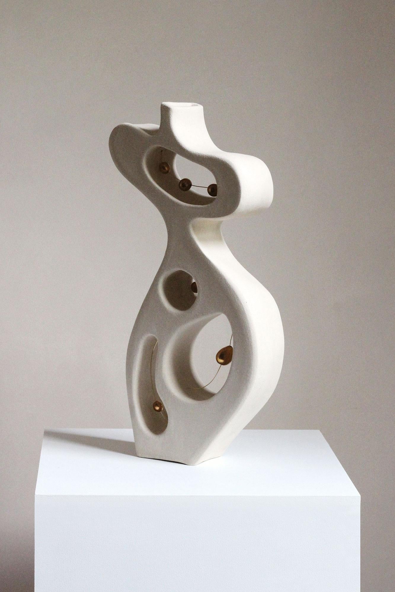Fait main Sculpture abstraite féminine en céramique avec lustre d'or, faite à la main, 