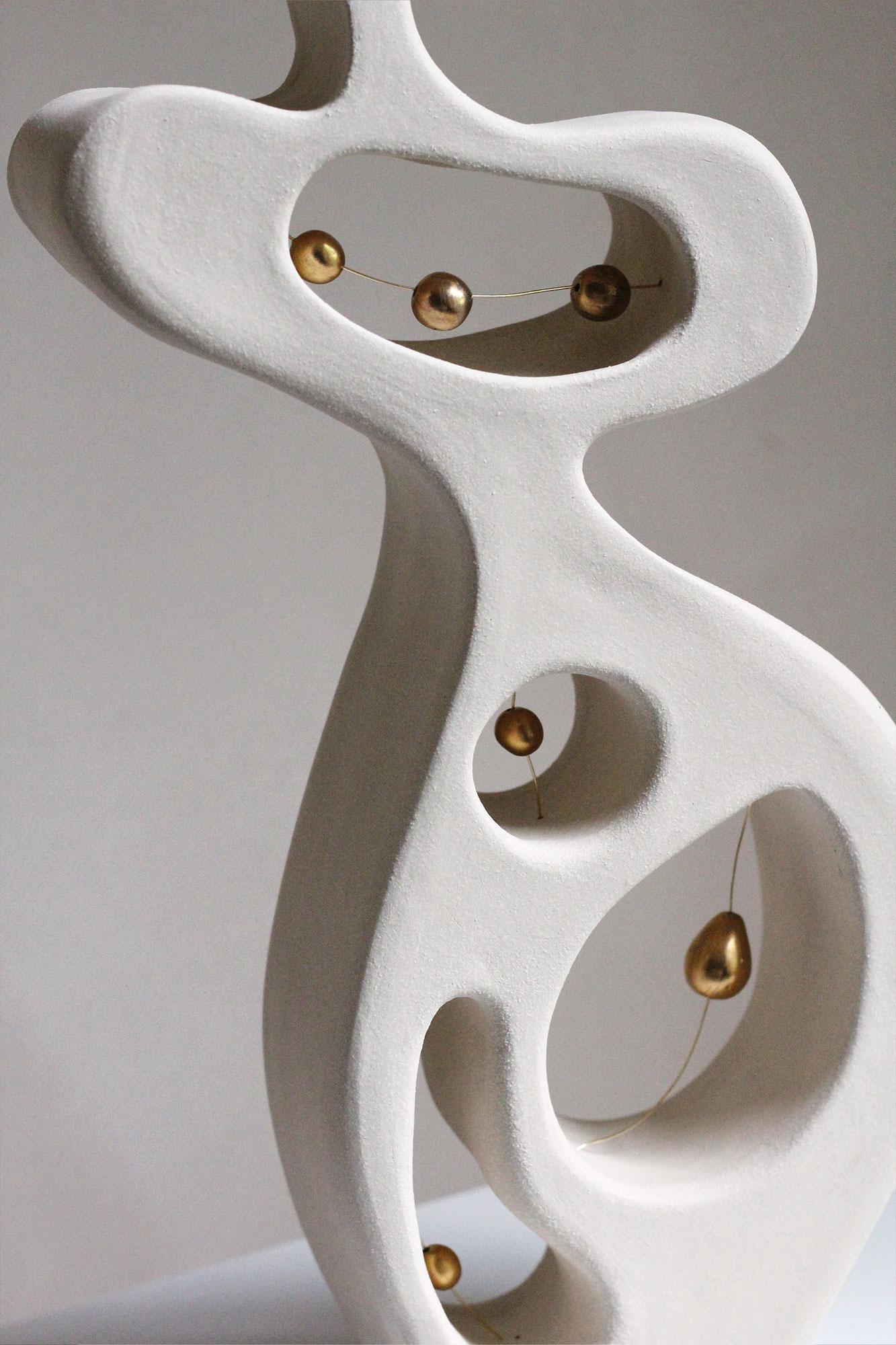 XXIe siècle et contemporain Sculpture abstraite féminine en céramique avec lustre d'or, faite à la main, 