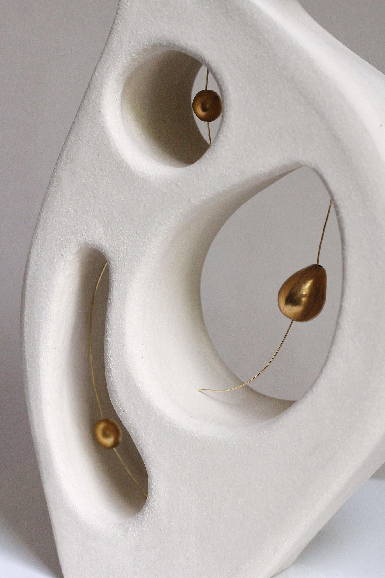 Sculpture abstraite féminine en céramique avec lustre d'or, faite à la main, 