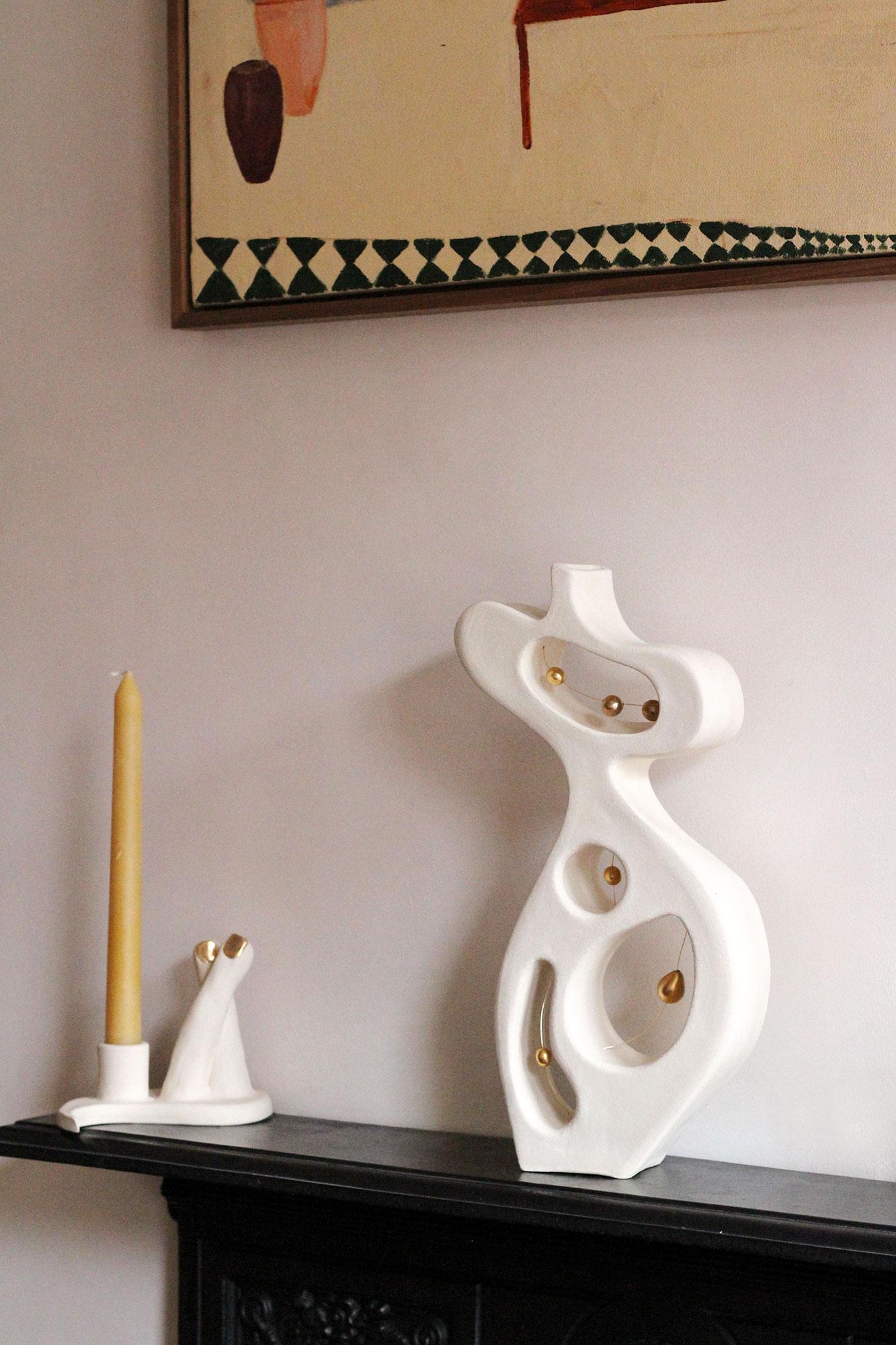 Sculpture abstraite féminine en céramique avec lustre d'or, faite à la main, 