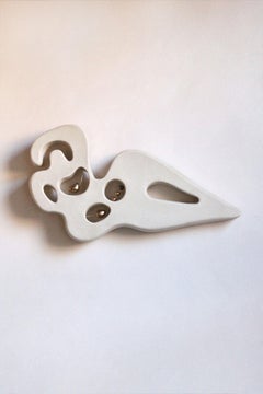 Sculpture murale abstraite féminine en céramique avec lustre doré, "Lady Lay" par Miyelle