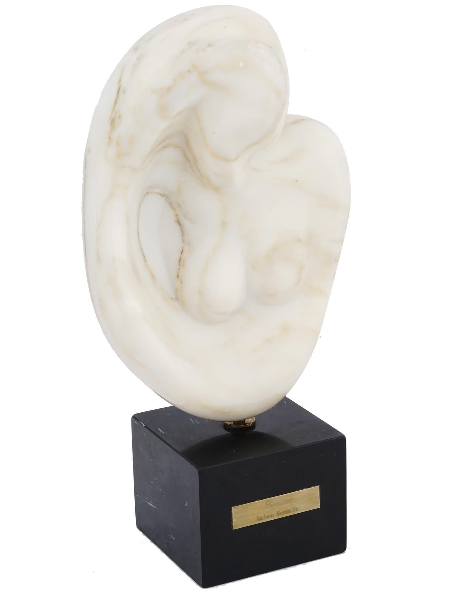 Marbre Sculpture féminine abstraite d'Anthony Guzzo en vente