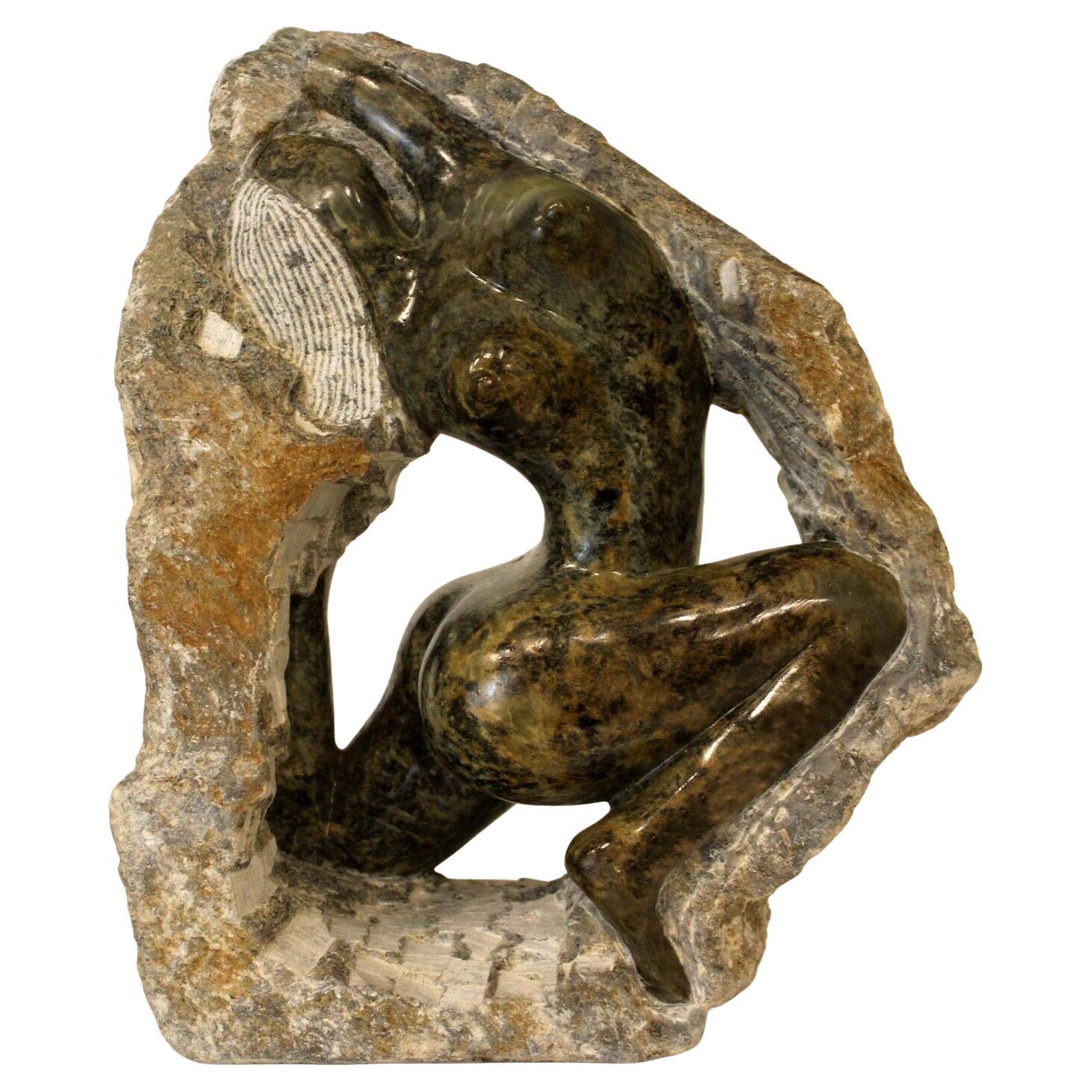 Sculpture figurative abstraite en pierre de savon représentant des femmes