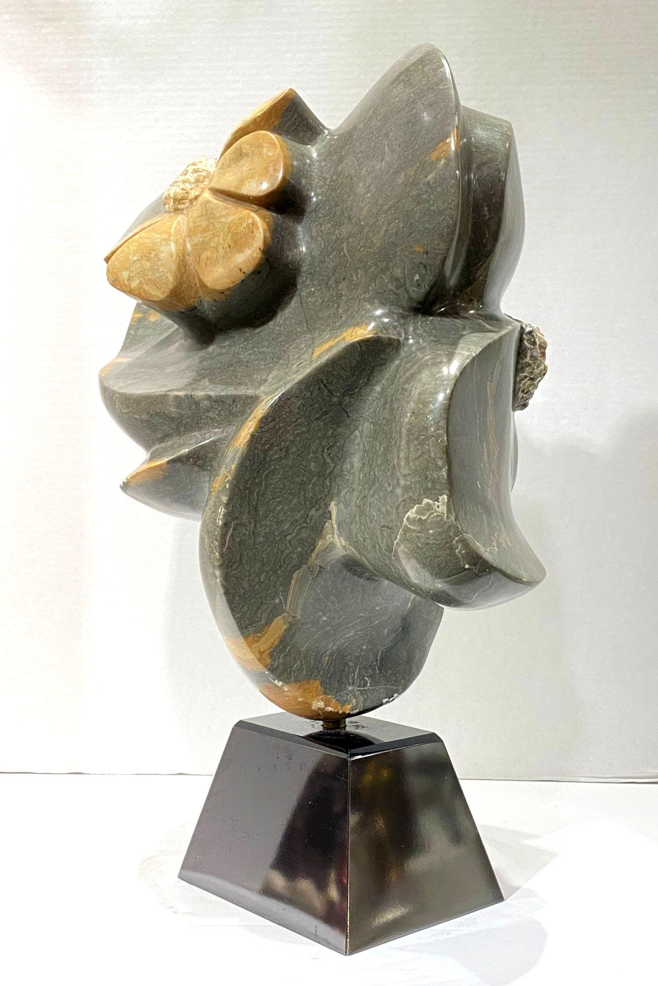 Skulptur aus geblümtem Alabasterstein, Karen Chera zugeschrieben (amerikanisch) im Angebot