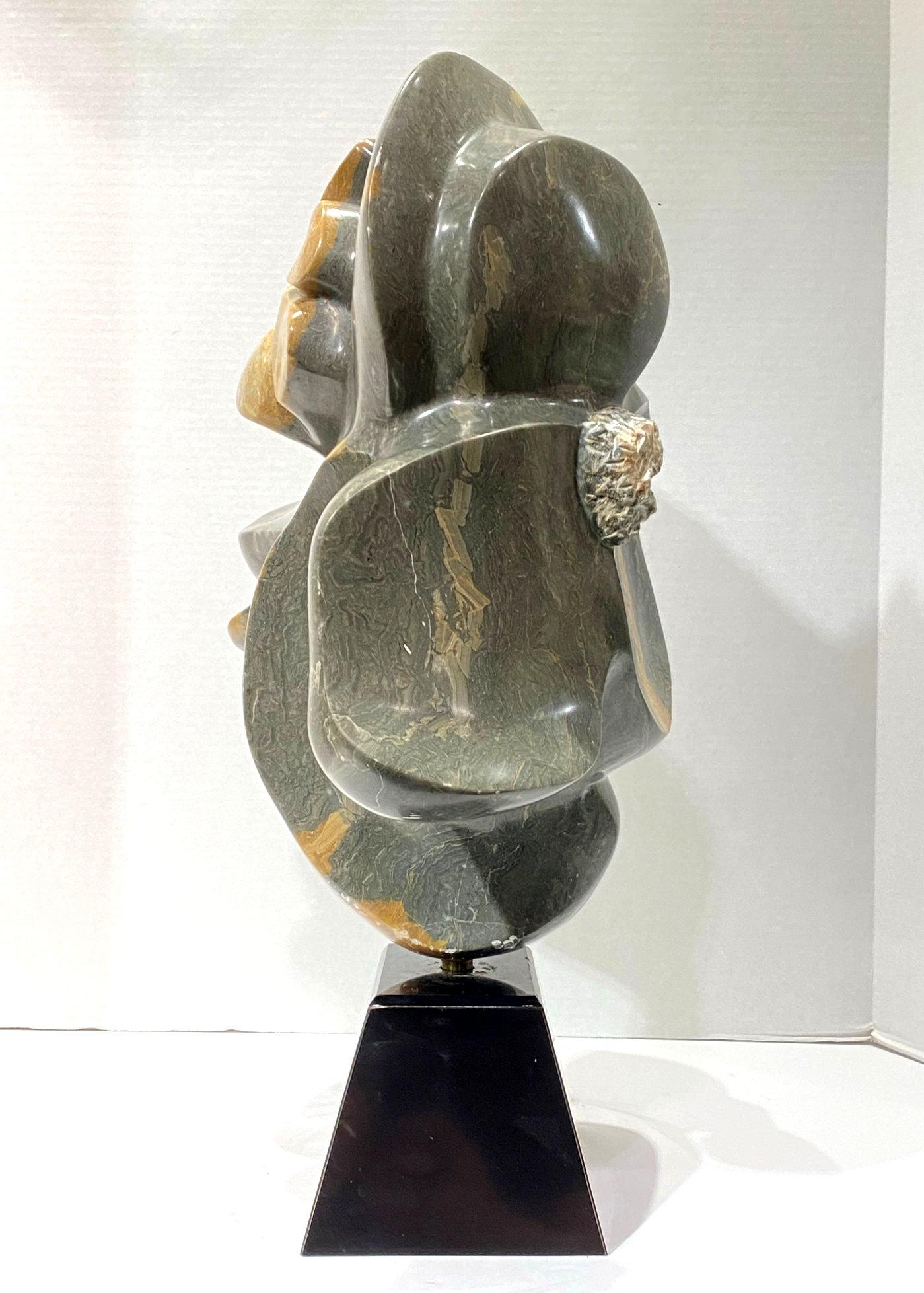 Skulptur aus geblümtem Alabasterstein, Karen Chera zugeschrieben (Geschnitzt) im Angebot