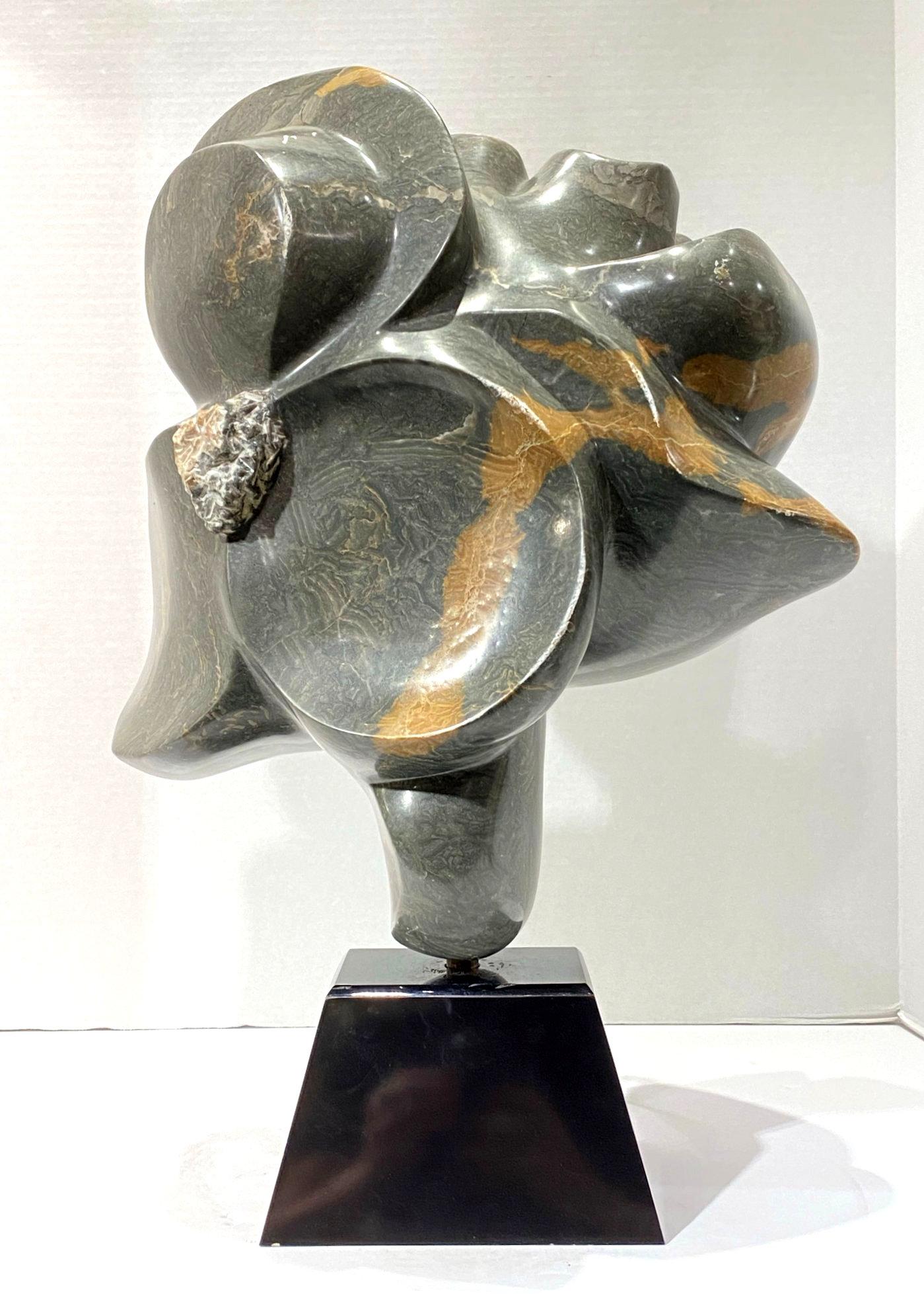 Skulptur aus geblümtem Alabasterstein, Karen Chera zugeschrieben im Zustand „Gut“ im Angebot in New York, NY
