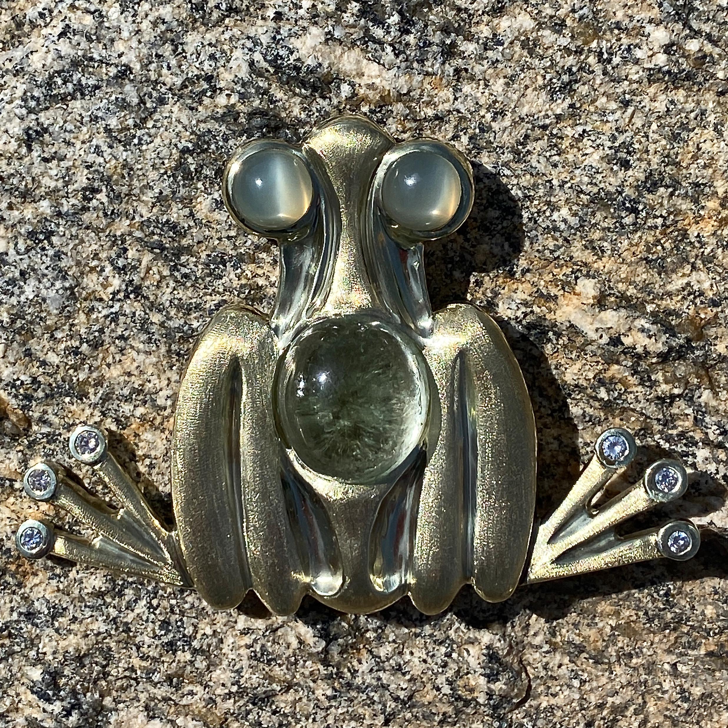 Broche grenouille abstraite en or 18 carats avec diamants, pierre de lune et tourmaline en vente 4