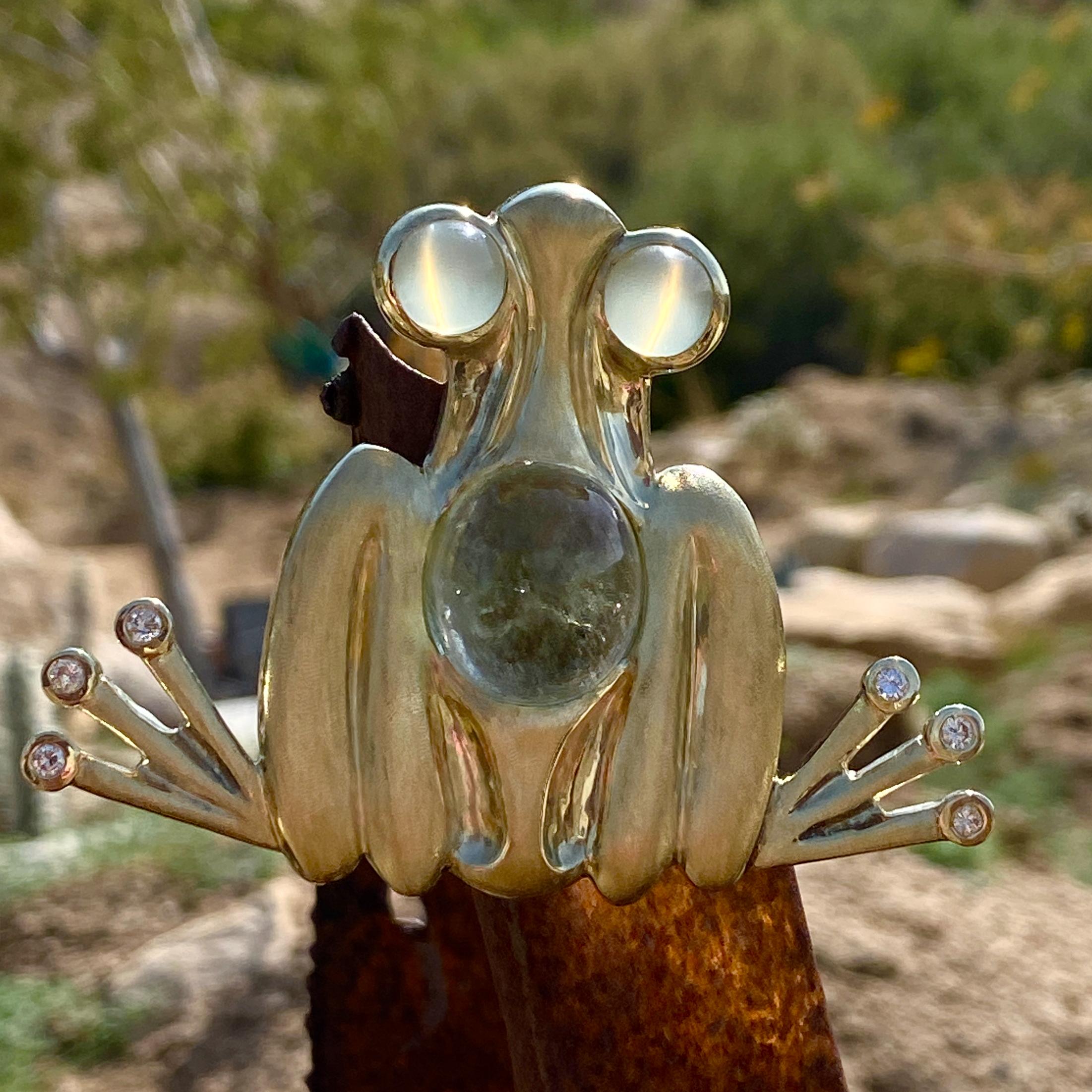 Broche grenouille abstraite en or 18 carats avec diamants, pierre de lune et tourmaline en vente 5