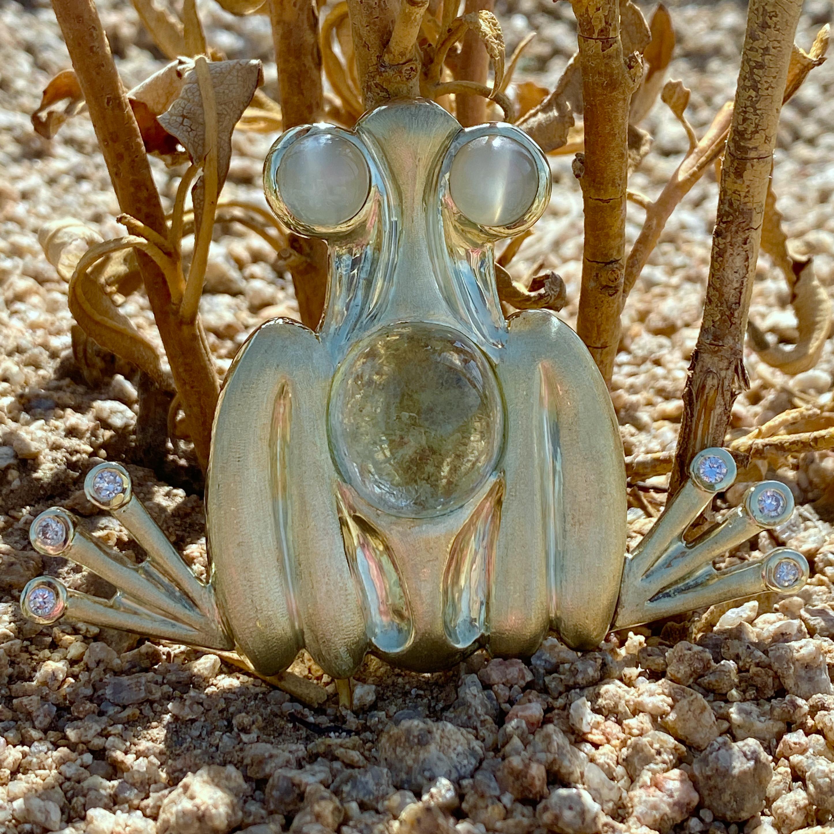 Broche grenouille abstraite en or 18 carats avec diamants, pierre de lune et tourmaline en vente 6