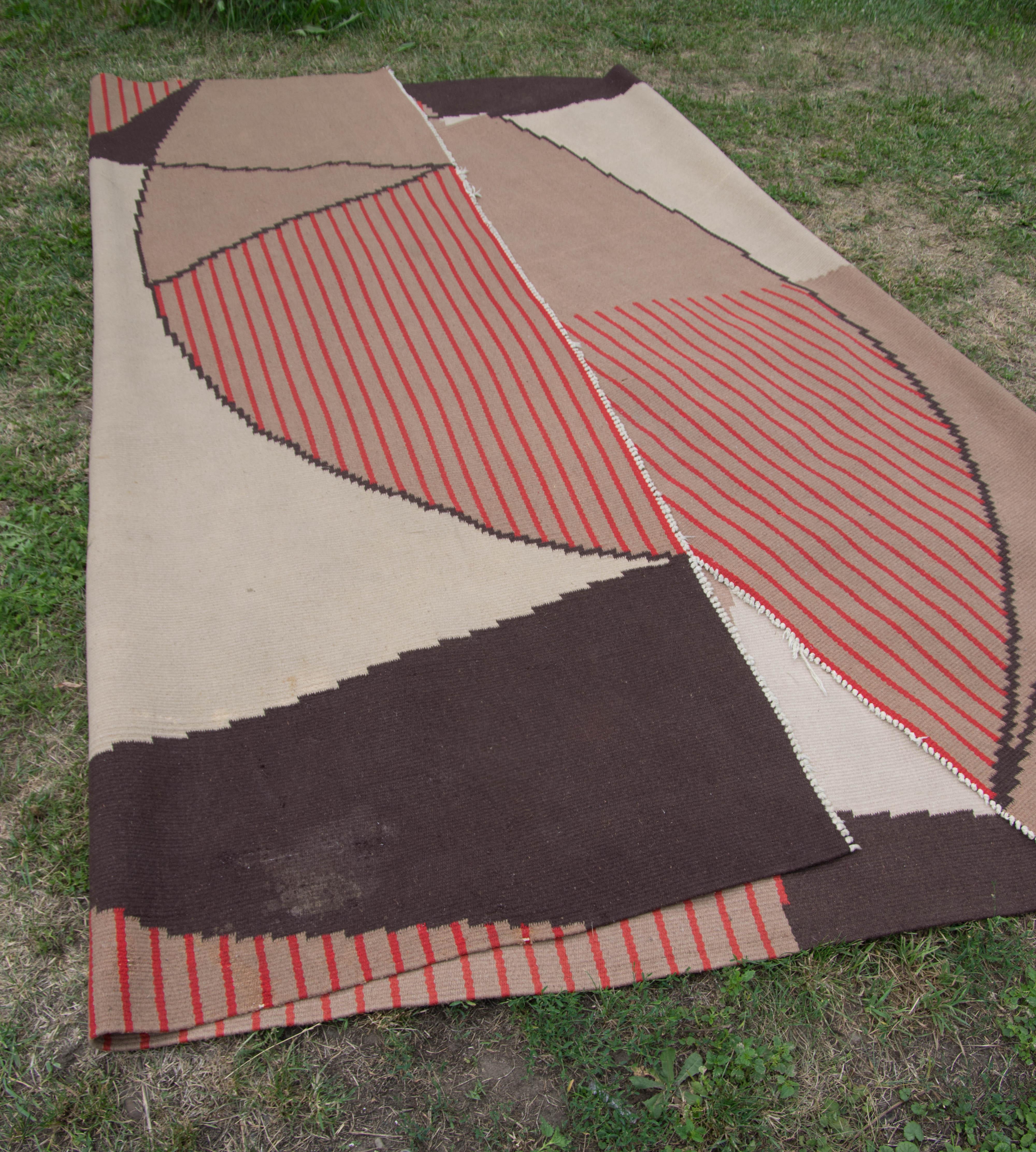 Großer Teppich mit geometrischem Muster im Stil von Antonin Kybal.
Hergestellt in der Tschechoslowakei in den 1950er Jahren.
Einige Mottenschäden auf der Unterseite - auf der Oberseite nicht sichtbar.