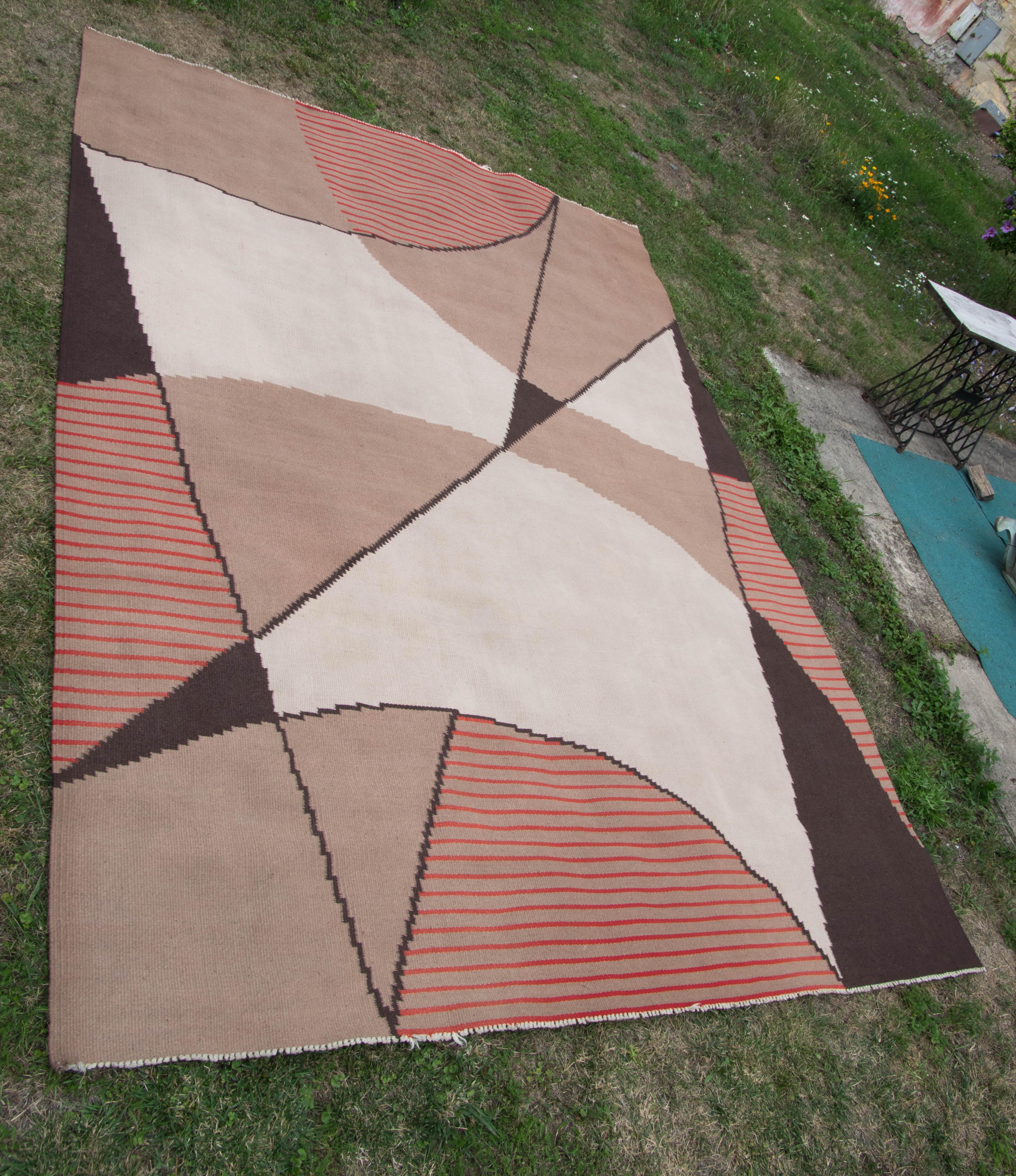 Großer Teppich mit geometrischem Muster im Stil von Antonin Kybal.
Hergestellt in der Tschechoslowakei in den 1940er Jahren.
Einige Mottenschäden auf der Unterseite - auf der Oberseite nicht sichtbar.
