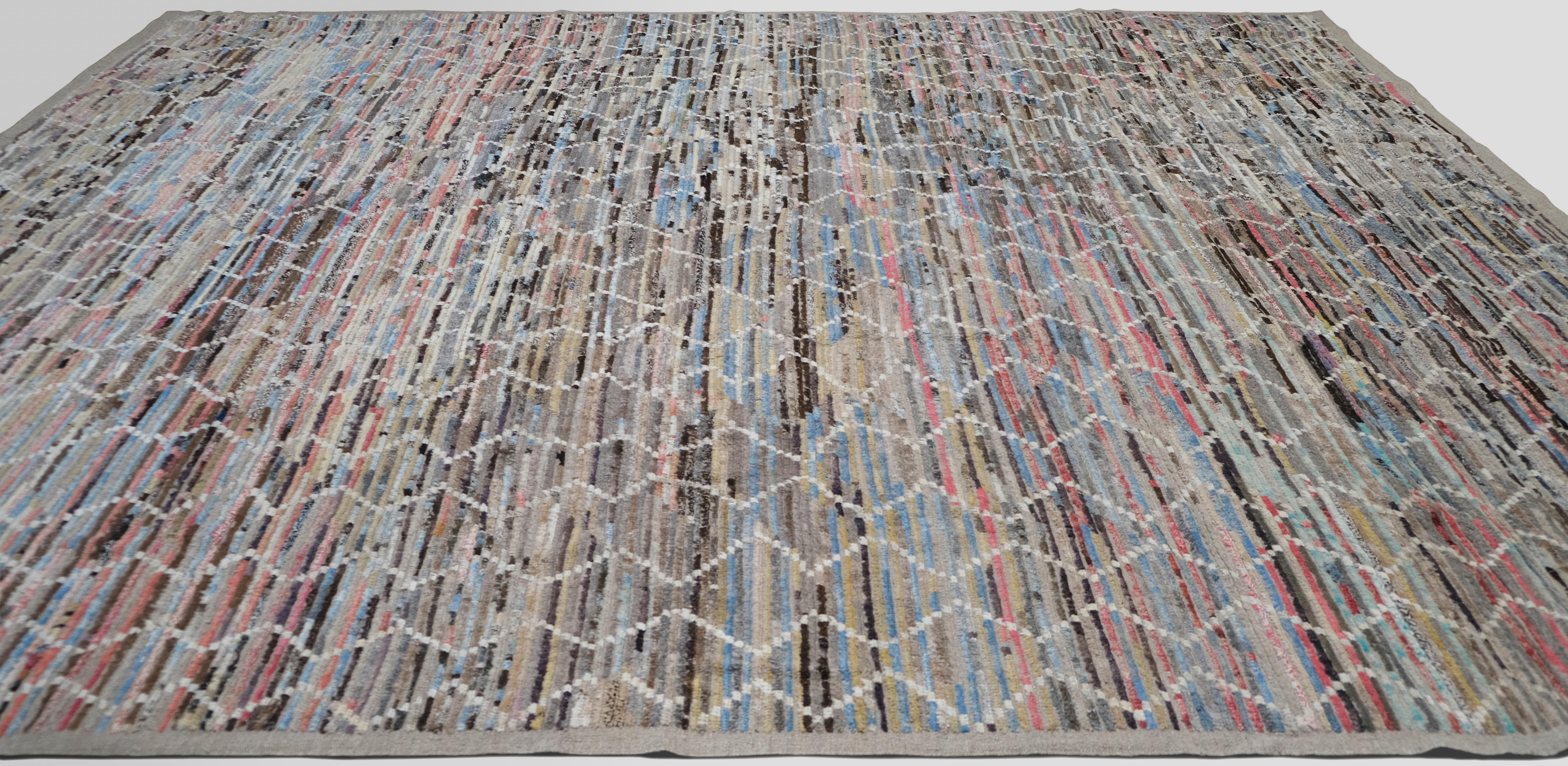Introduisez un élément dynamique et artistique dans votre espace avec ce superbe tapis en laine noué à la main, présentant un motif géométrique abstrait en nid d'abeille. Le motif complexe se compose de délicats contours hexagonaux superposés sur un