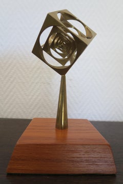 abstract geometric metal sculpture from the 60s in the style of Victor Vasarely