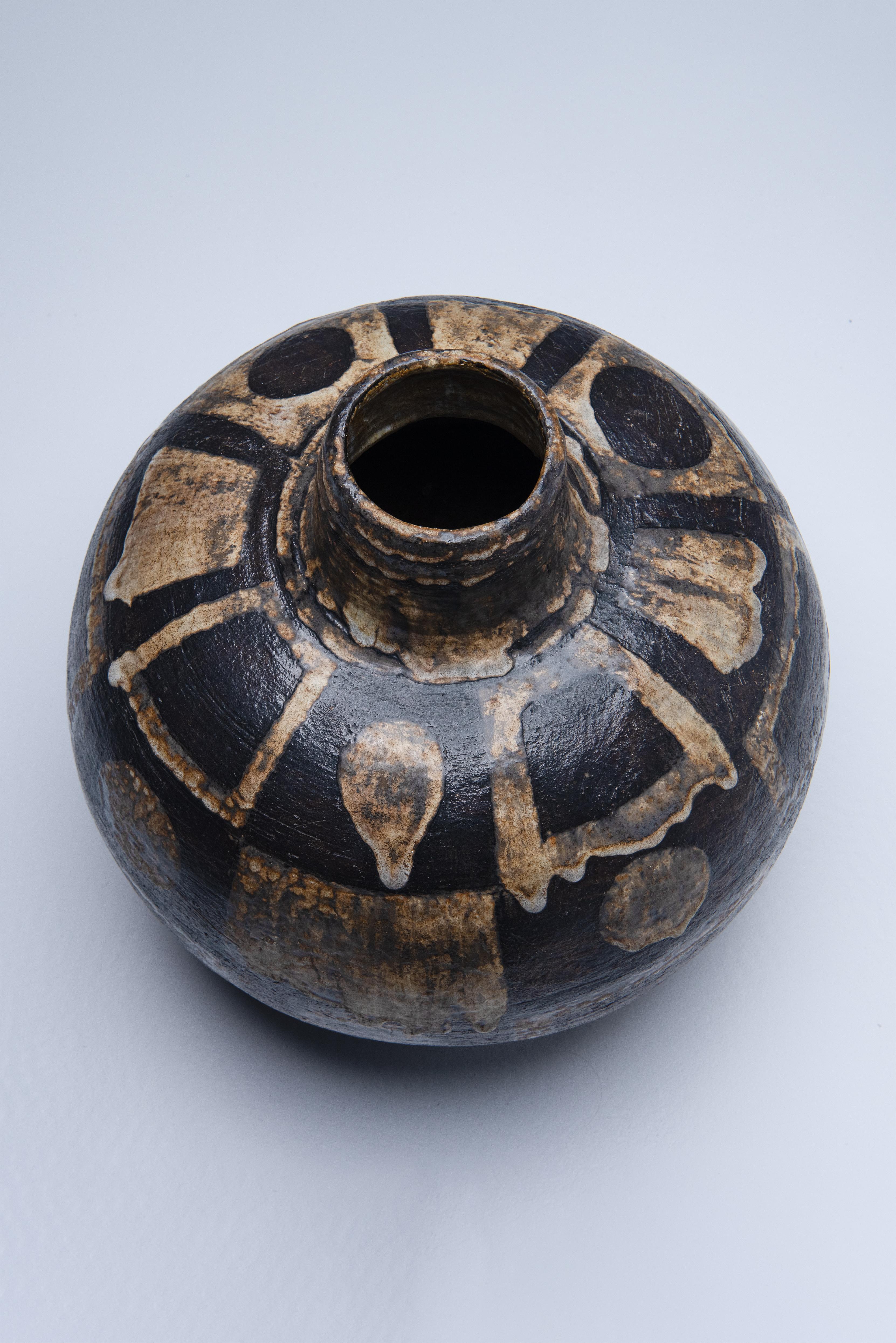 Vaso in ceramica di Gerhard Liebenthron, molto grande e dalla forma organica e bulbosa, realizzato a Brema, in Germania, nel 1964.
Questa tavolozza di colori è tipica del lavoro di Liebenthron, che raramente si allontana dai toni neutri, ma questa