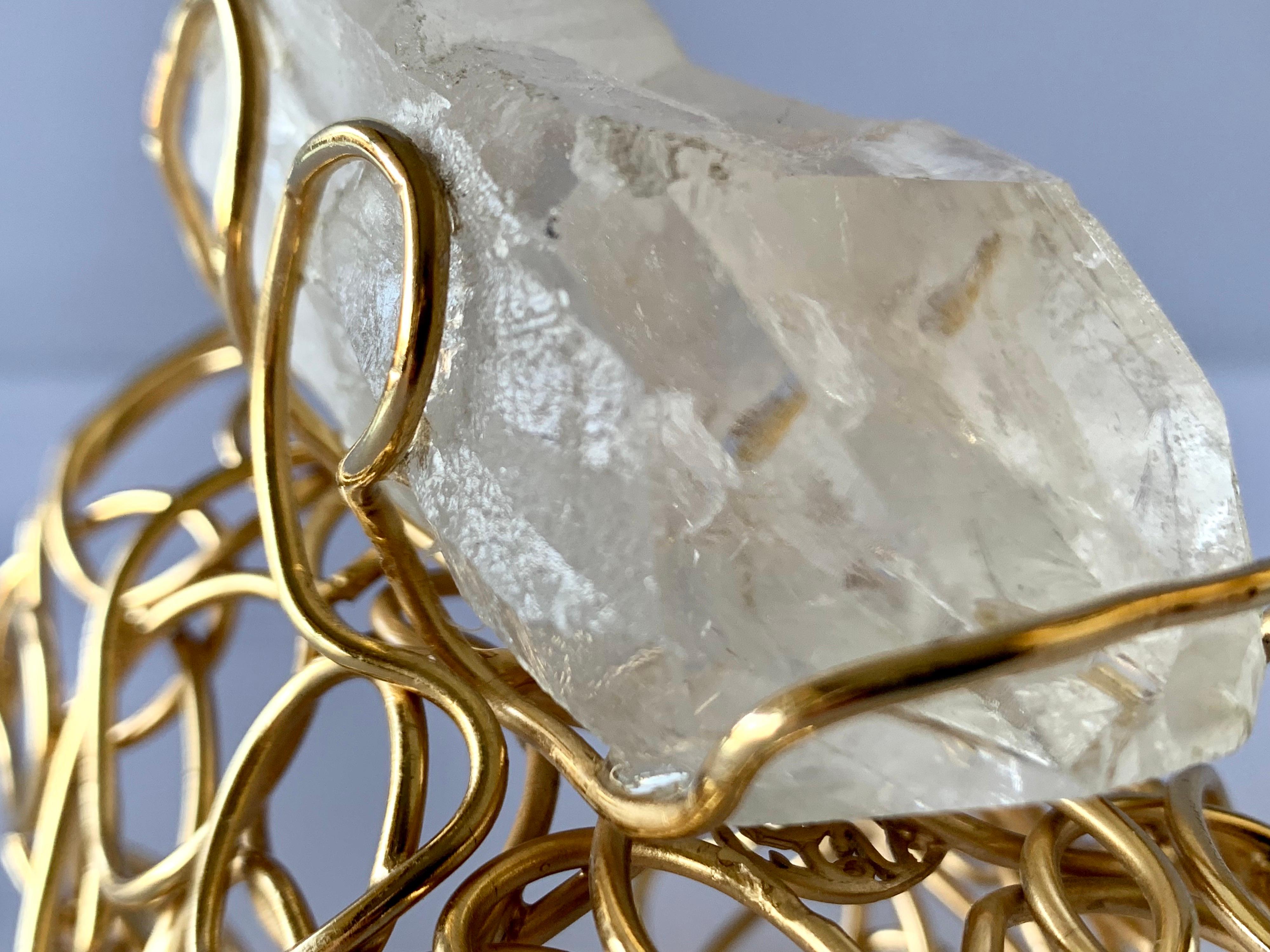 Bracelet manchette abstrait en cristal de roche doré Pour femmes en vente