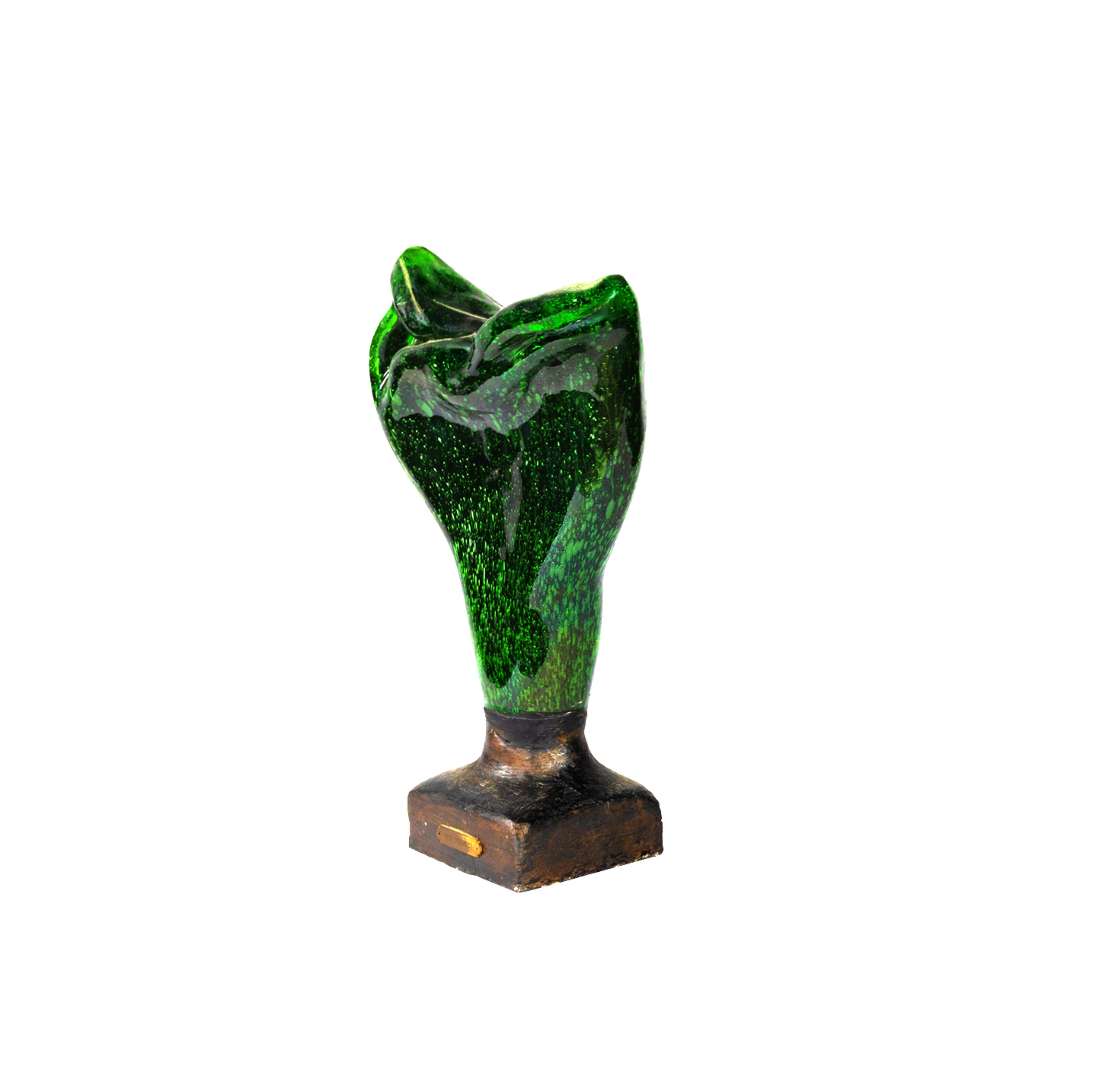 Questa scultura astratta in vetro verde di Gio Colucci (1892-1974) è un raro pezzo espressionista degli anni Cinquanta. Modellata con curve morbide e organiche, la scultura rivela la maestria dell'artista in fatto di forme, texture e tensioni