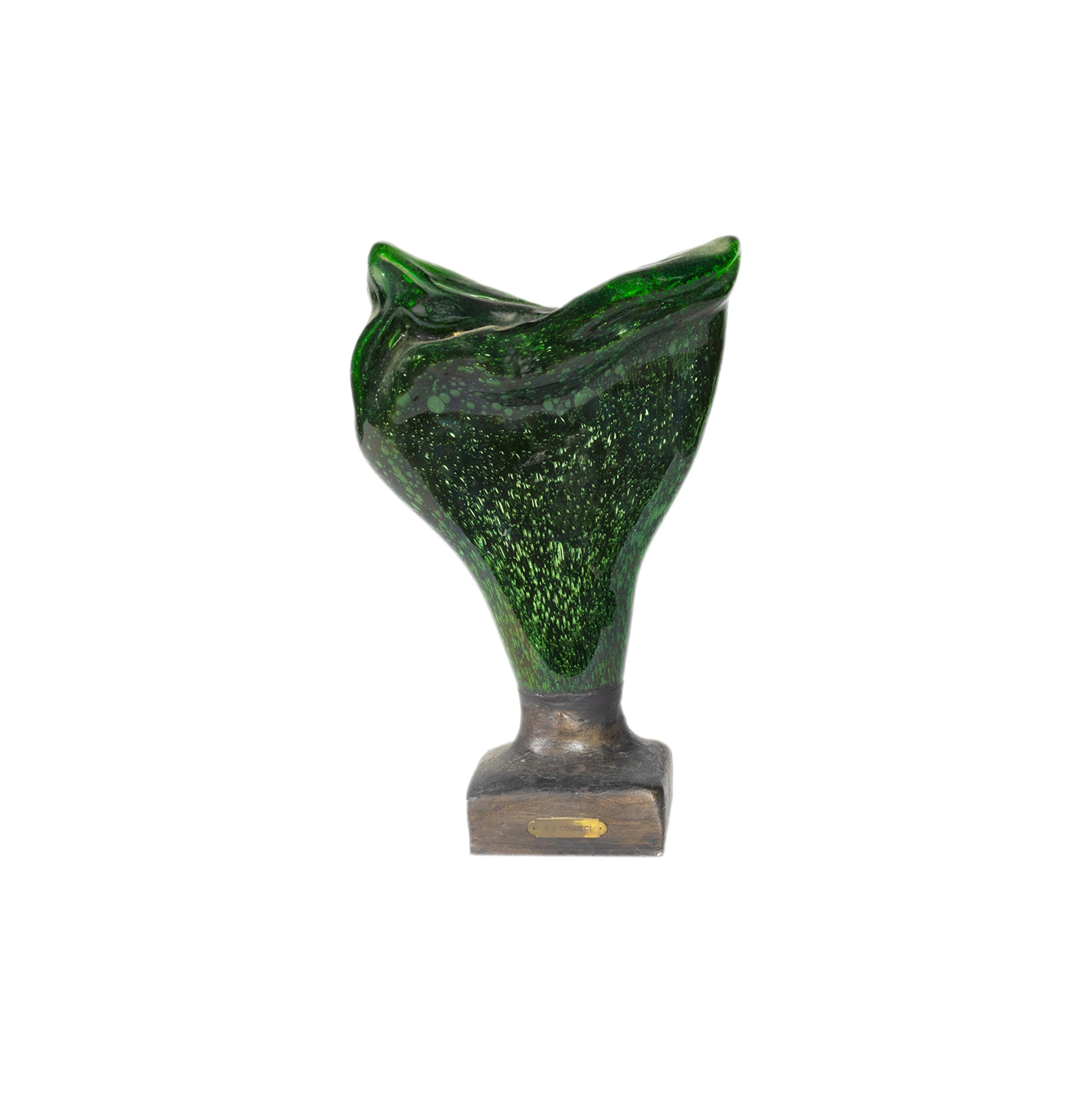 Questa scultura astratta in vetro verde di Gio Colucci (1892-1974) è un raro pezzo espressionista degli anni Cinquanta. Modellata con curve morbide e organiche, la scultura rivela la maestria dell'artista in fatto di forme, texture e tensioni