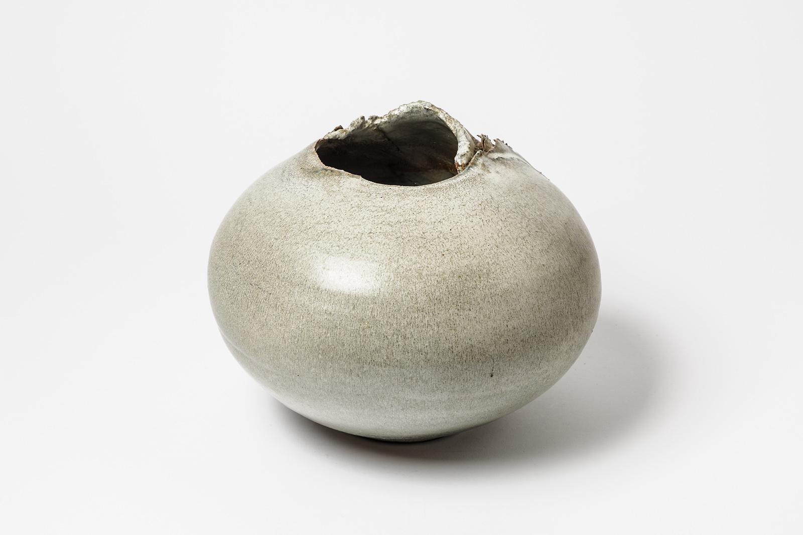 Français Vase en céramique grès gris abstrait signé, fait à la main, design français, vers 1970 en vente