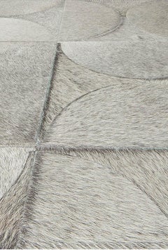 Einzigartiger, maßgefertigter Teppich aus Fell mit Haaren in Grau „Arcform“ von Doris Leslie Blau