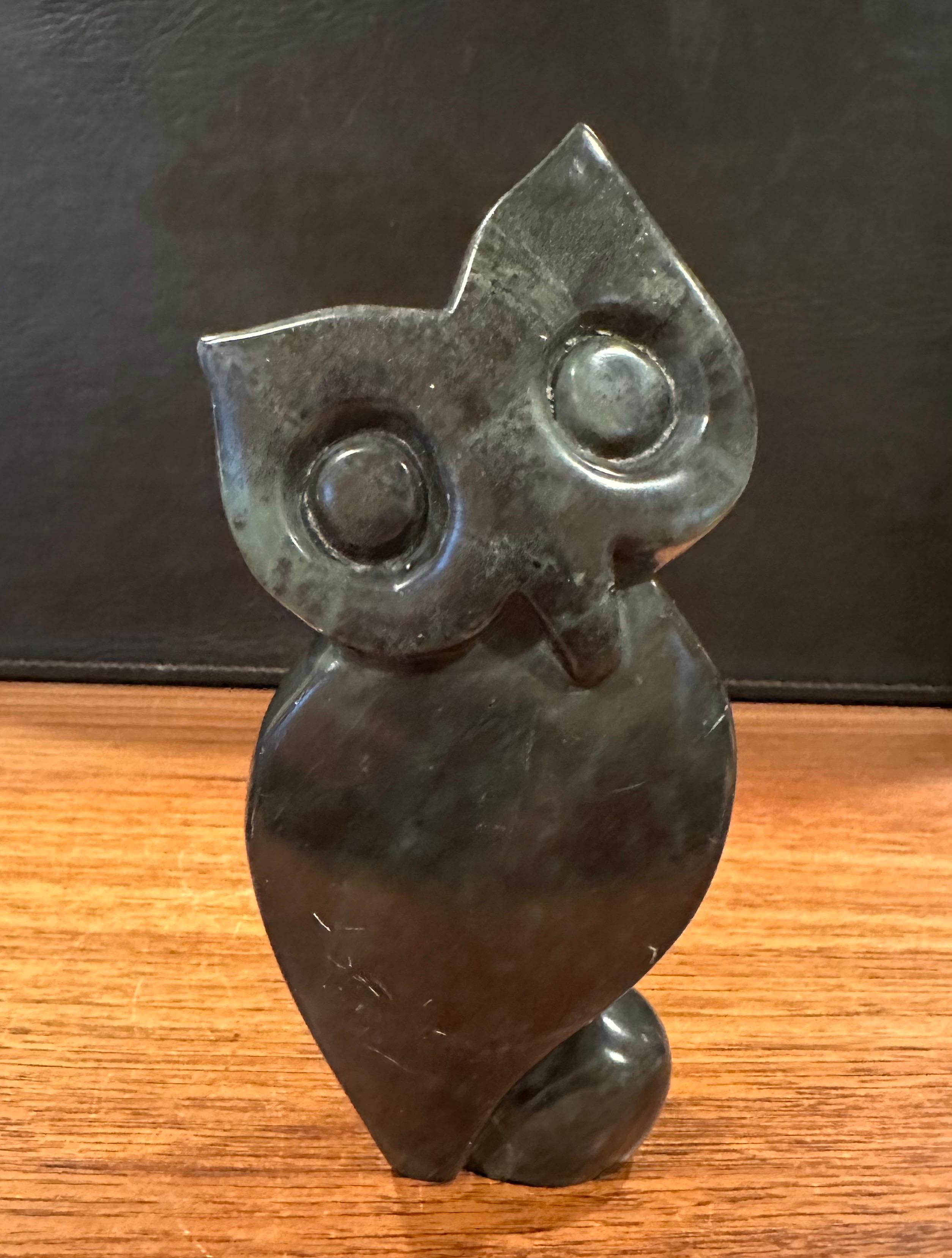 Abstrakte handgeschnitzte afrikanische Eulenskulptur aus Marmor von Ernest Chiwaridzo im Angebot 6
