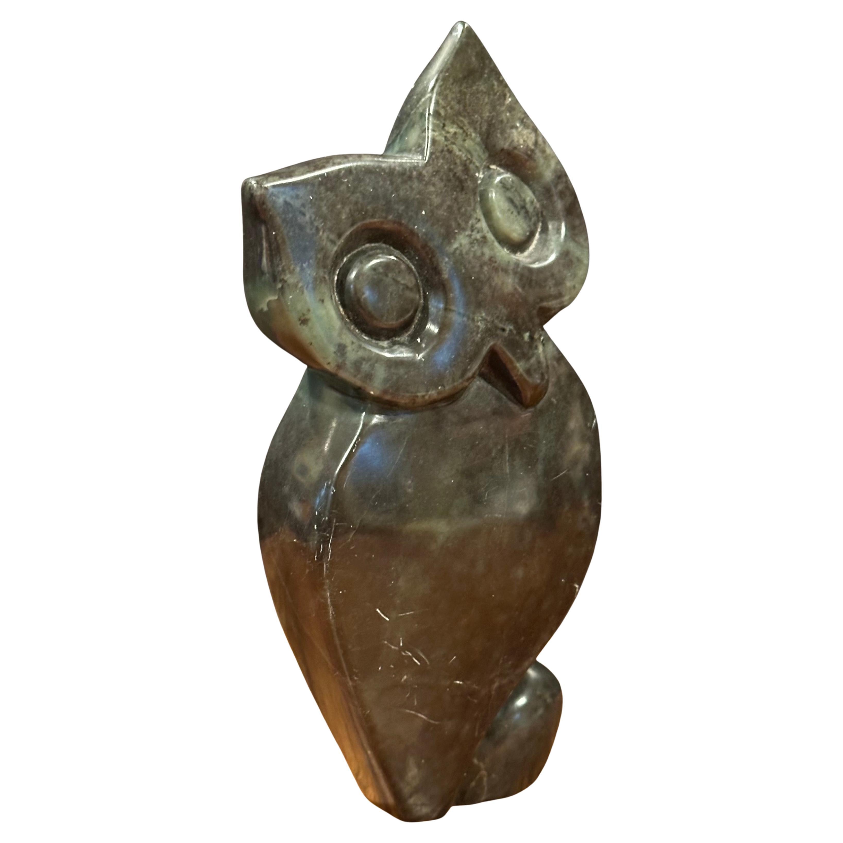 Eine sehr schöne abstrakte Eulenskulptur aus afrikanischem Marmor des bekannten simbabwischen Künstlers Ernest Chiwaridzo, ca. 1980er Jahre. Das Stück hat eine wunderbare Patina und misst 3,25 