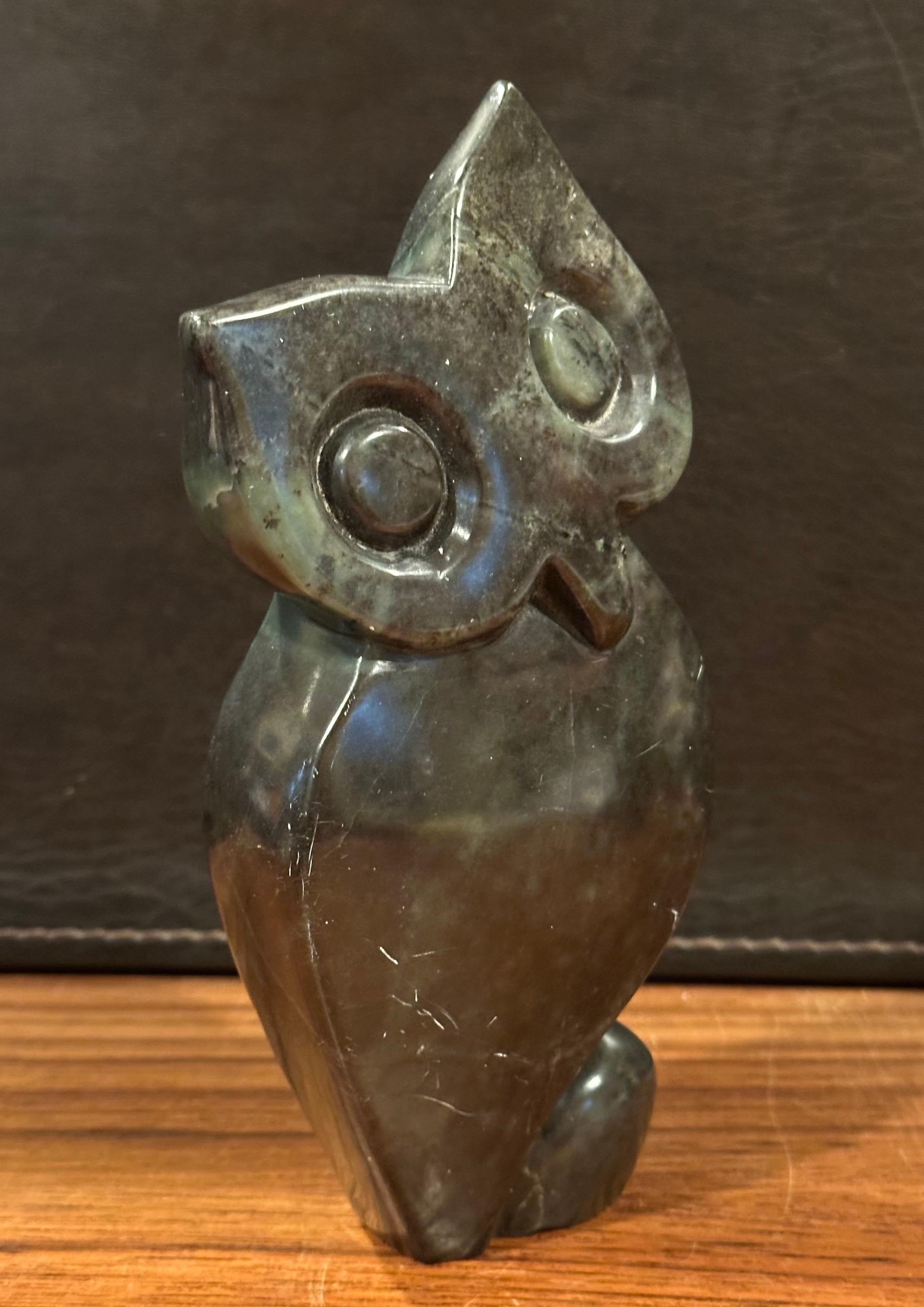 Abstrakte handgeschnitzte afrikanische Eulenskulptur aus Marmor von Ernest Chiwaridzo (20. Jahrhundert) im Angebot