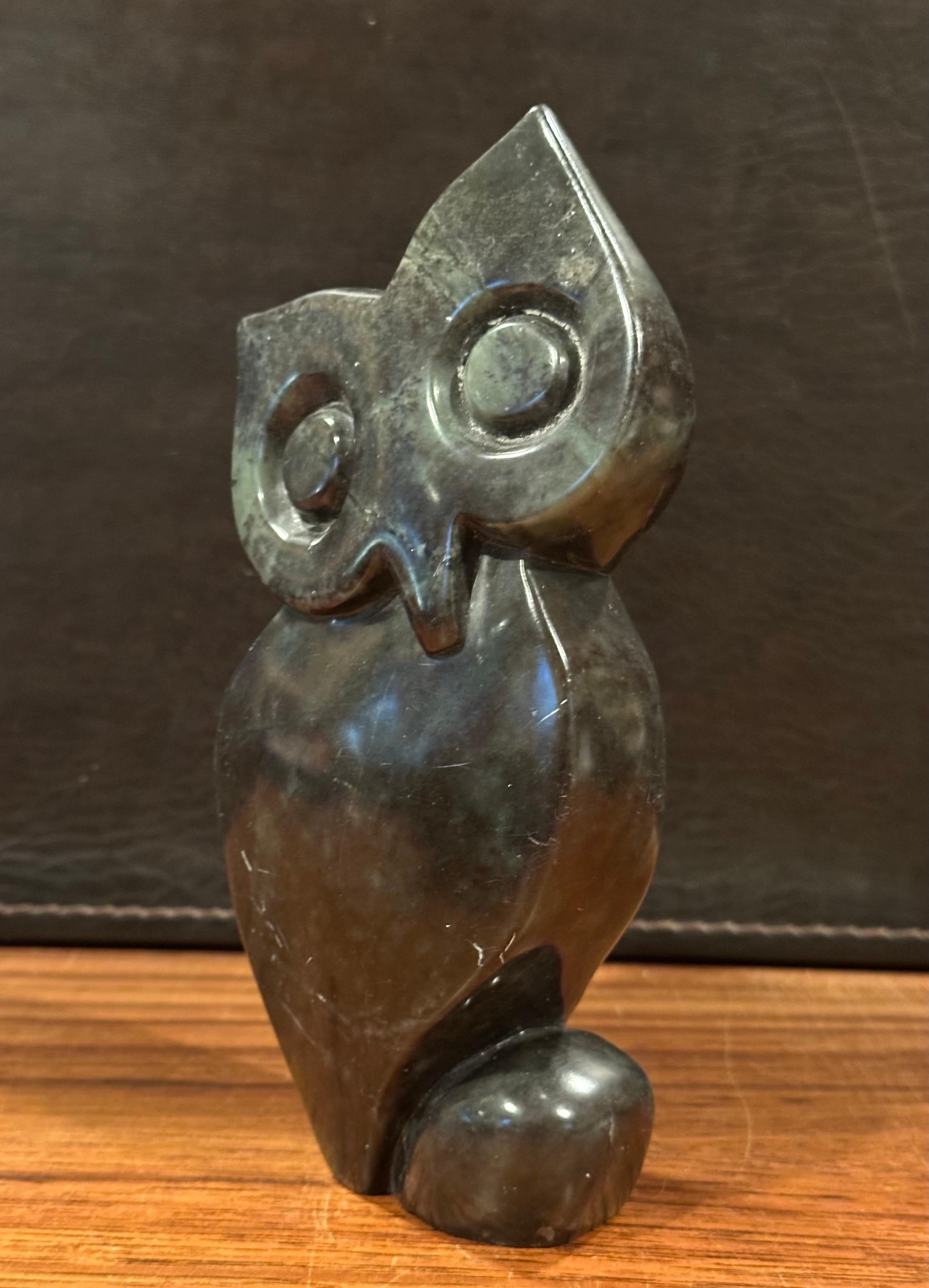 Abstrakte handgeschnitzte afrikanische Eulenskulptur aus Marmor von Ernest Chiwaridzo im Angebot 1