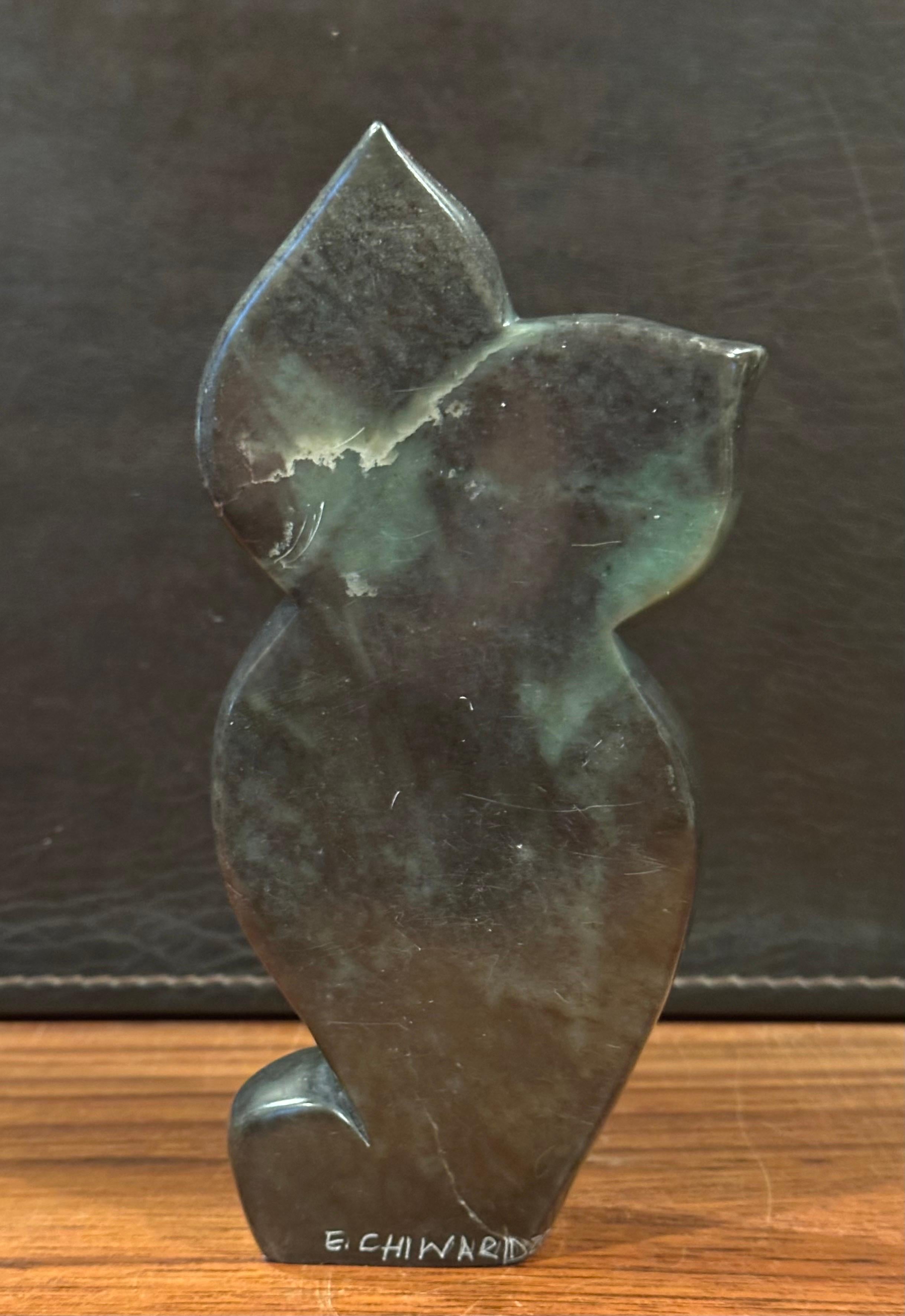 Abstrakte handgeschnitzte afrikanische Eulenskulptur aus Marmor von Ernest Chiwaridzo im Angebot 2