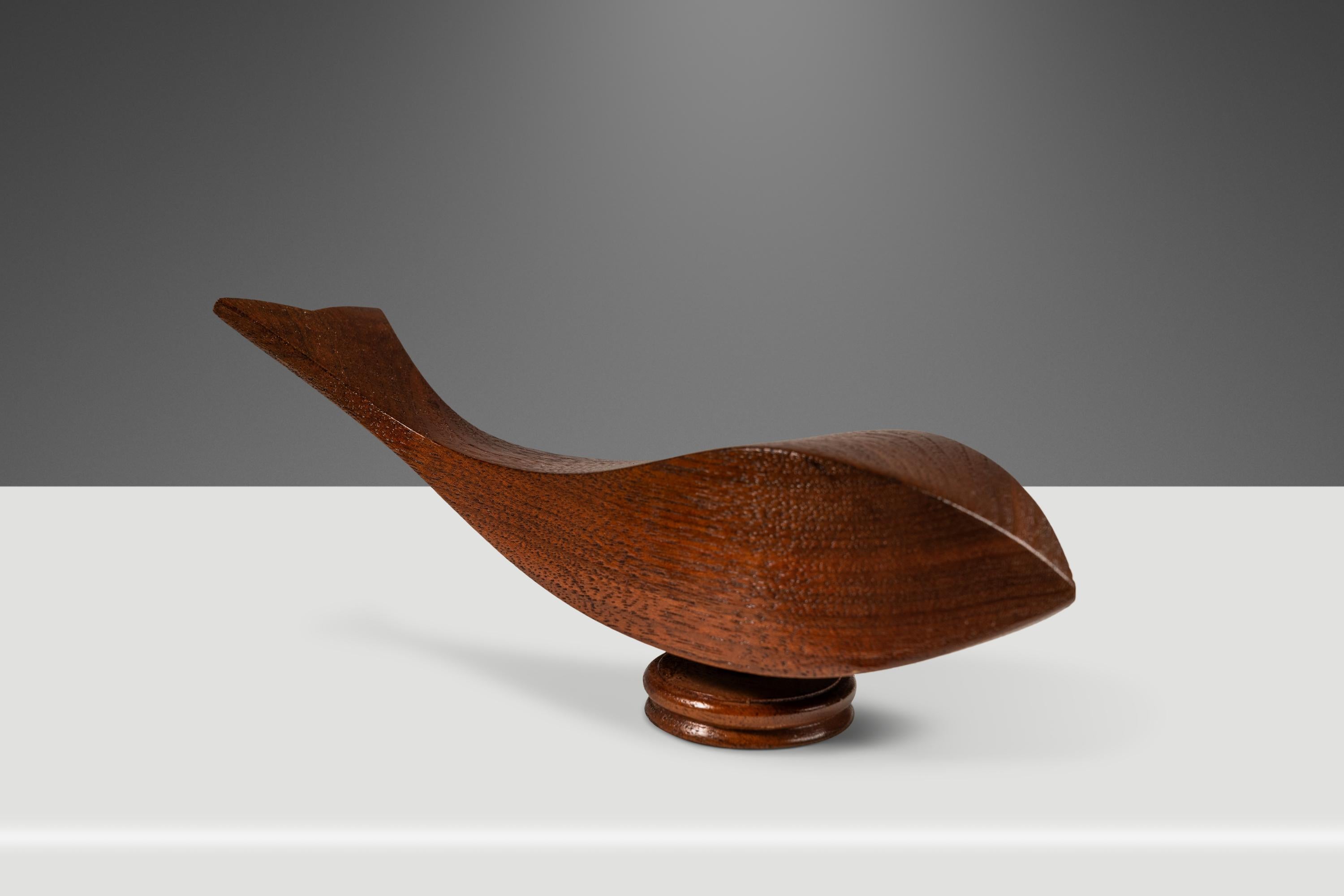 Voici une sculpture unique en son genre, sculptée à la main, qui ressemble à un poisson ou à une baleine. Idéale pour le pêcheur ou la pêcheuse de votre vie, cette pièce qui donne à réfléchir est sculptée à la main dans une plaque de teck massif de