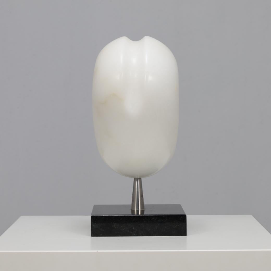 Escultura abstracta de mármol tallada a mano, diseño moderno holandés, años 90 en Bueno estado para la venta en DE KWAKEL, NL