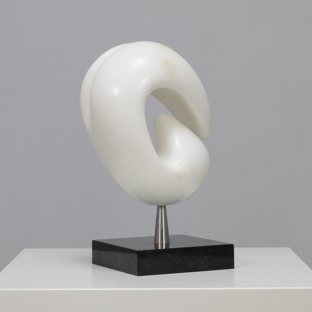 Escultura abstracta de mármol tallada a mano, diseño moderno holandés, años 90 finales del siglo XX en venta