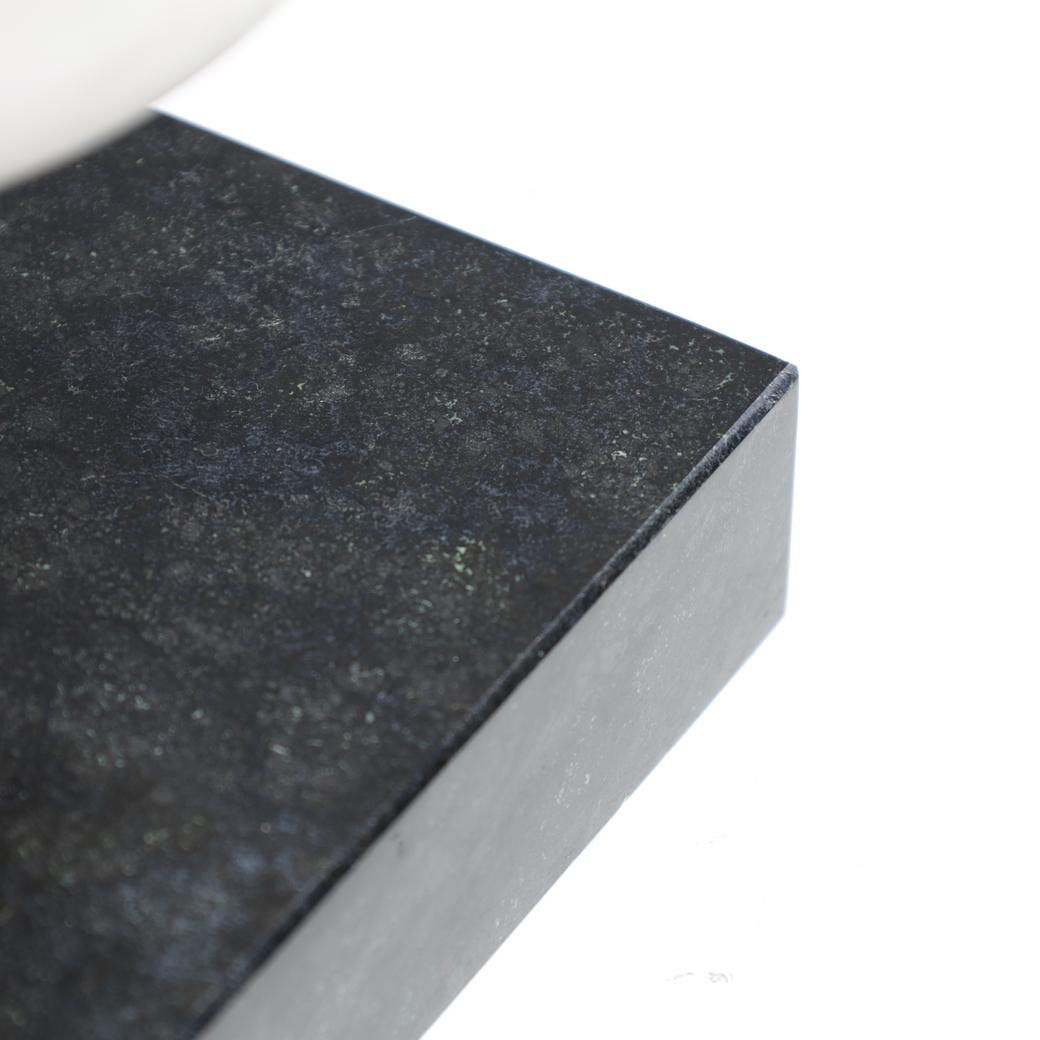 Escultura abstracta de mármol tallada a mano, diseño moderno holandés, años 90 Acero inoxidable en venta