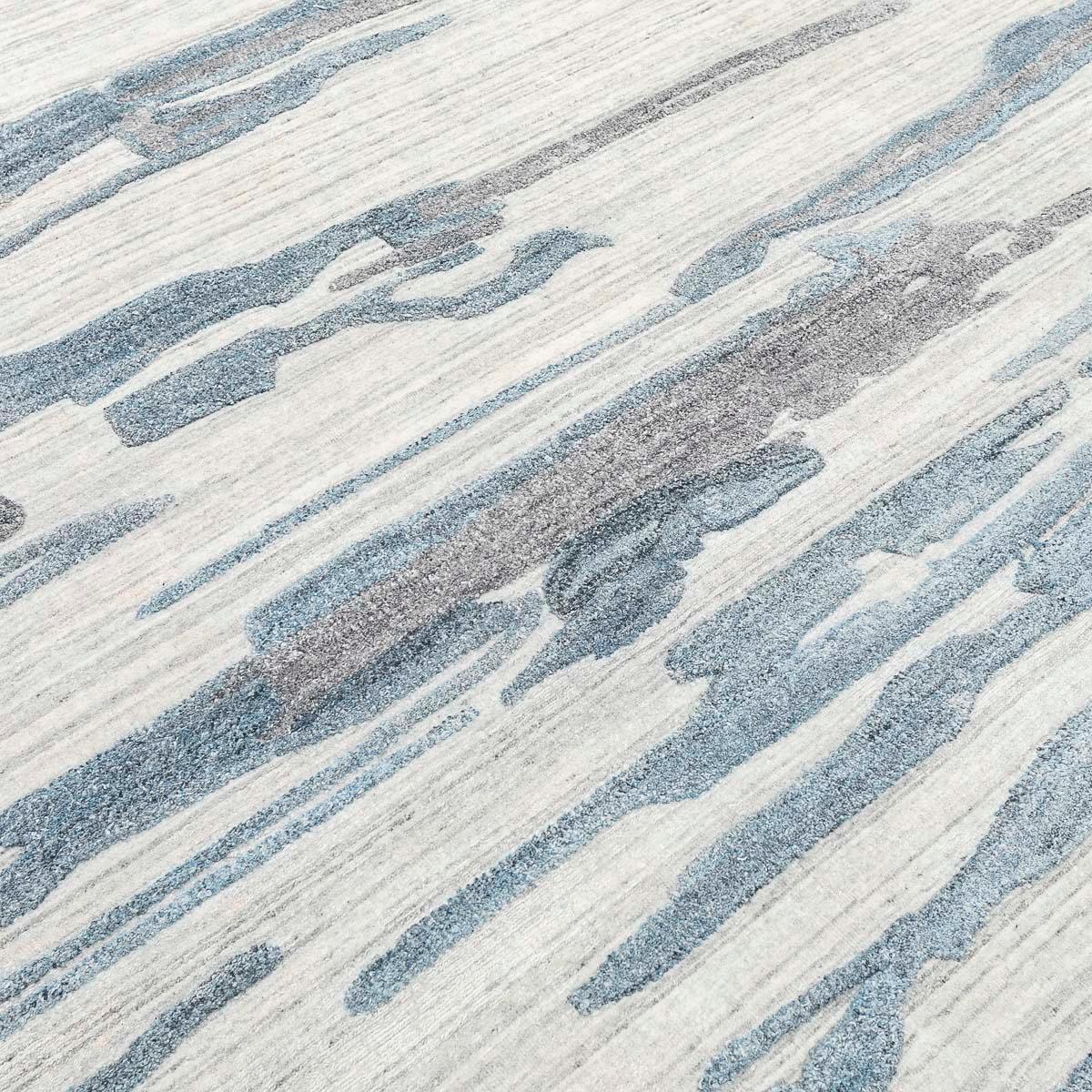 Abstrakter handgefertigter blauer und grauer Teppich aus Wolle und Seide.  im Angebot 4