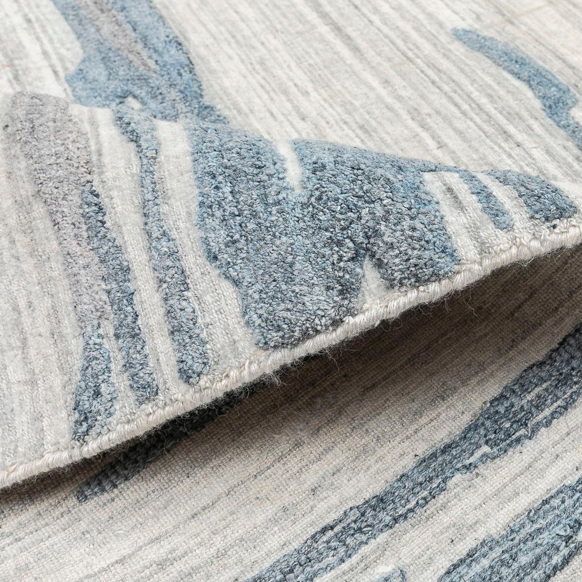 Abstrakter handgefertigter blauer und grauer Teppich aus Wolle und Seide.  im Angebot 6