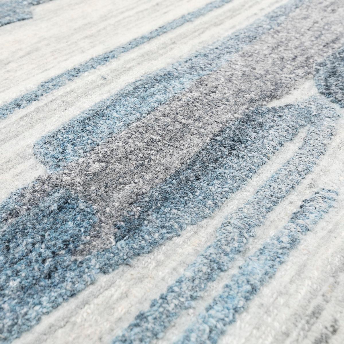 Abstrakter handgefertigter blauer und grauer Teppich aus Wolle und Seide.  im Angebot 8
