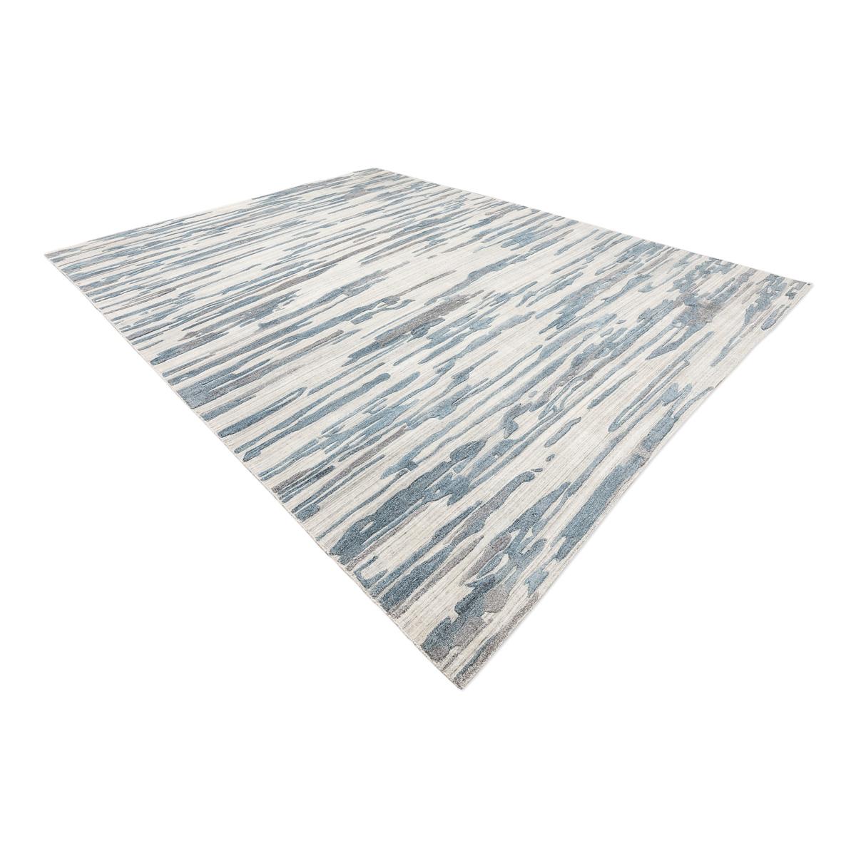 Abstrakter handgefertigter blauer und grauer Teppich aus Wolle und Seide.  (Moderne) im Angebot