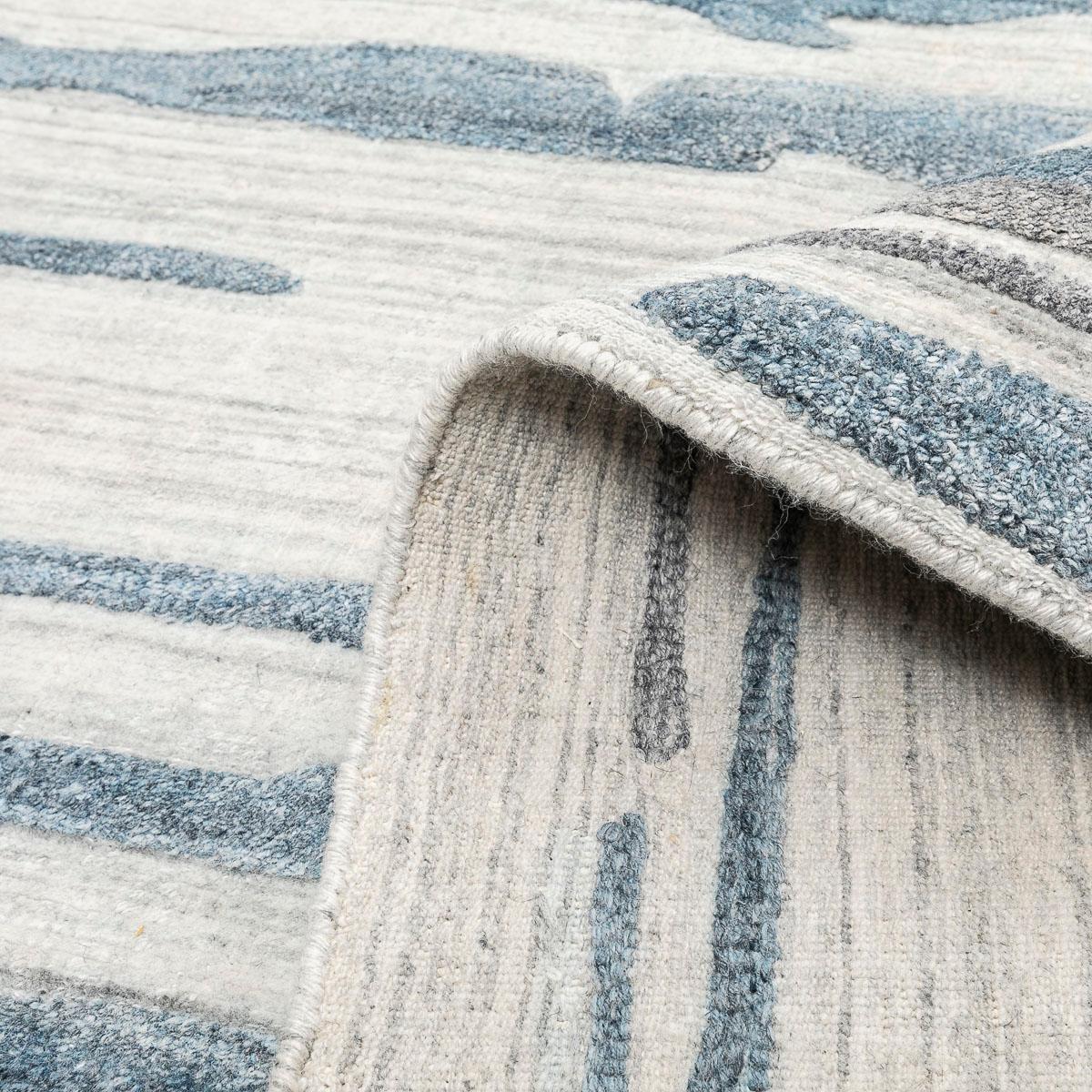 Abstrakter handgefertigter blauer und grauer Teppich aus Wolle und Seide.  im Zustand „Neu“ im Angebot in MADRID, ES
