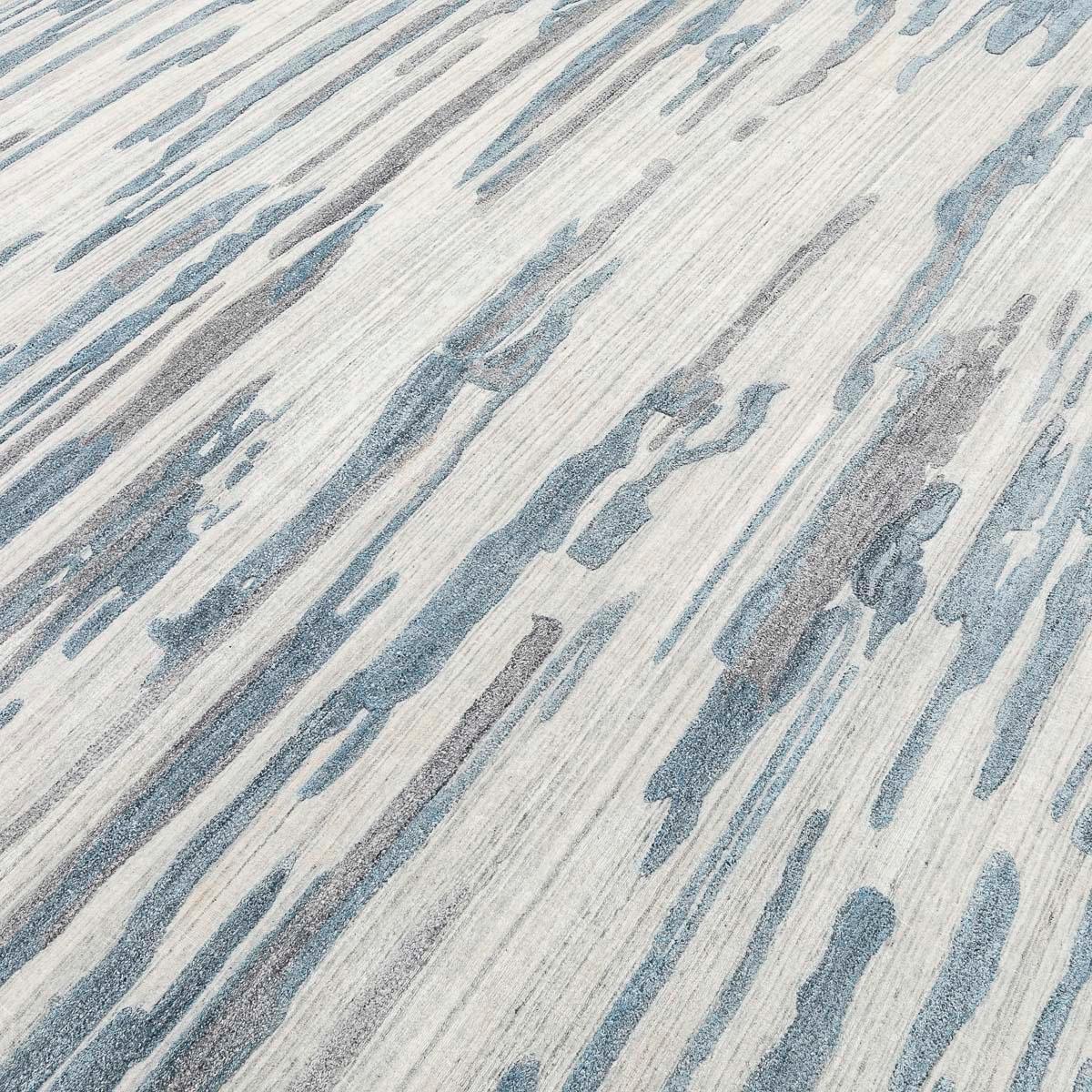 Abstrakter handgefertigter blauer und grauer Teppich aus Wolle und Seide.  (21. Jahrhundert und zeitgenössisch) im Angebot