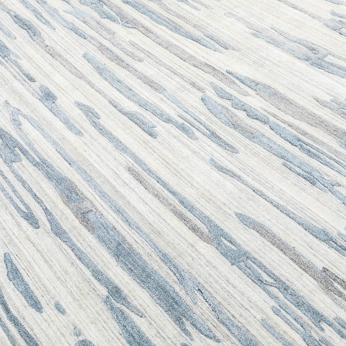 Abstrakter handgefertigter blauer und grauer Teppich aus Wolle und Seide.  im Angebot 1