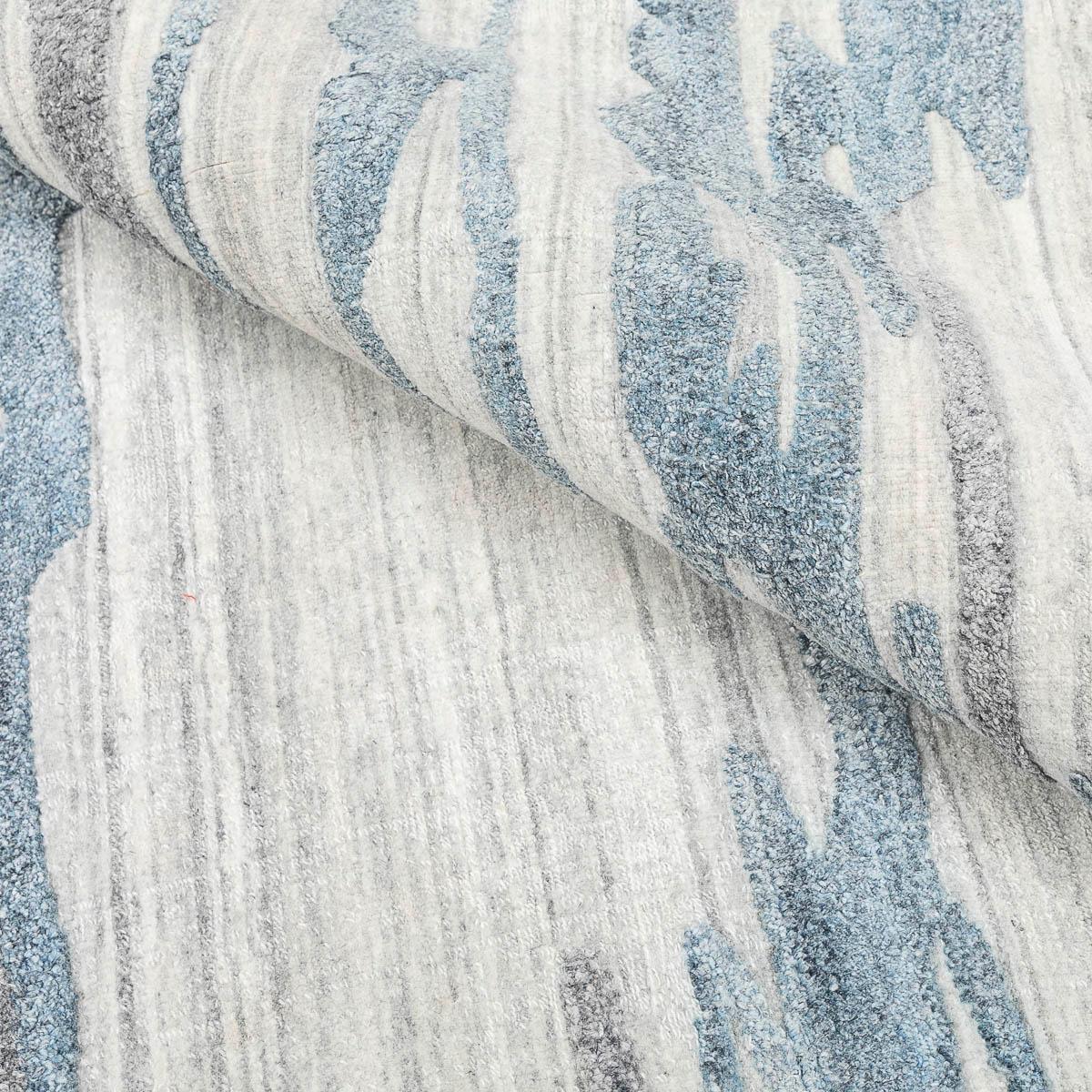 Abstrakter handgefertigter blauer und grauer Teppich aus Wolle und Seide.  im Angebot 2