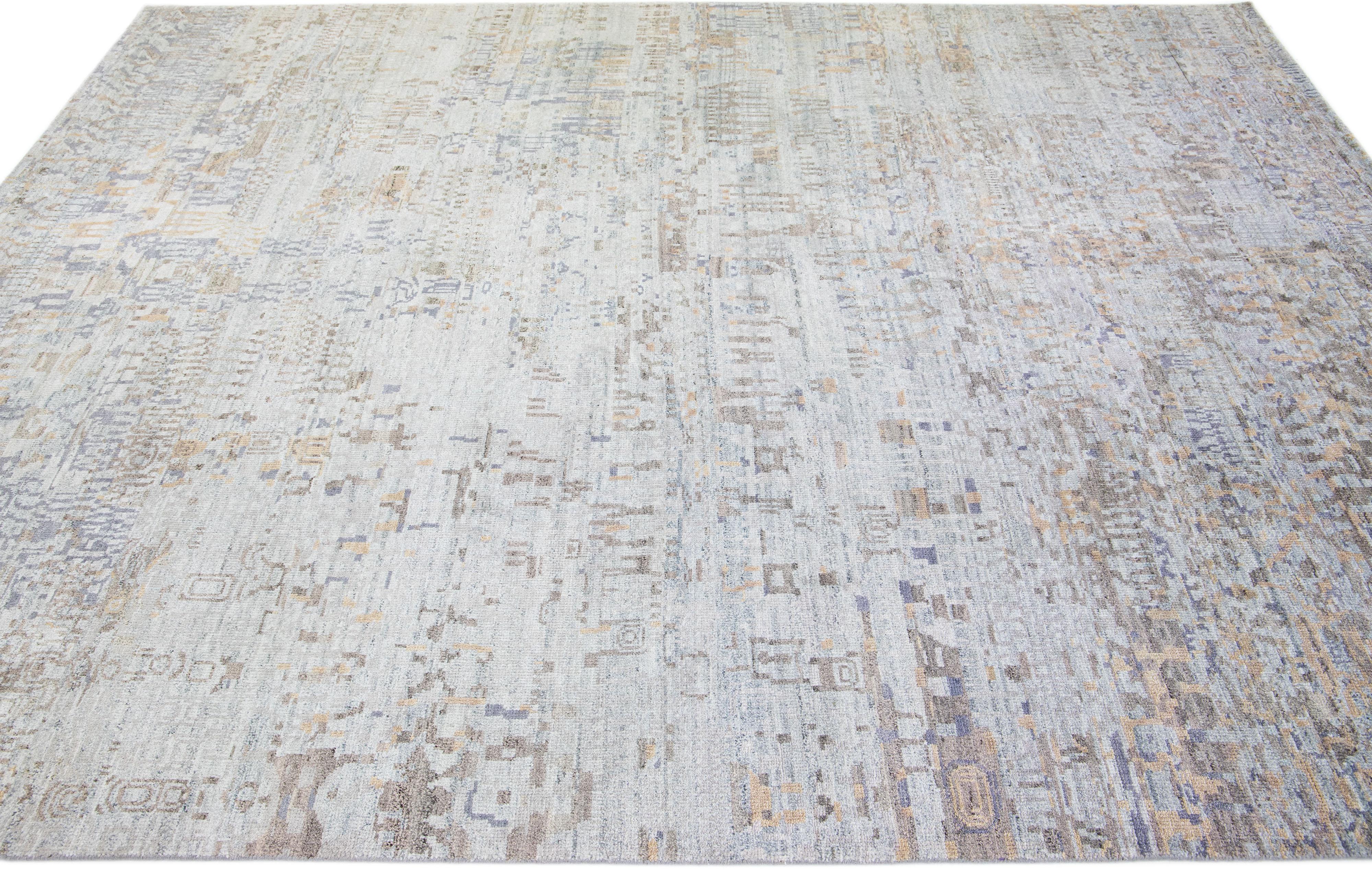 Abstrakter handgefertigter moderner Teppich aus Wolle und Seide in Grau (Indisch) im Angebot