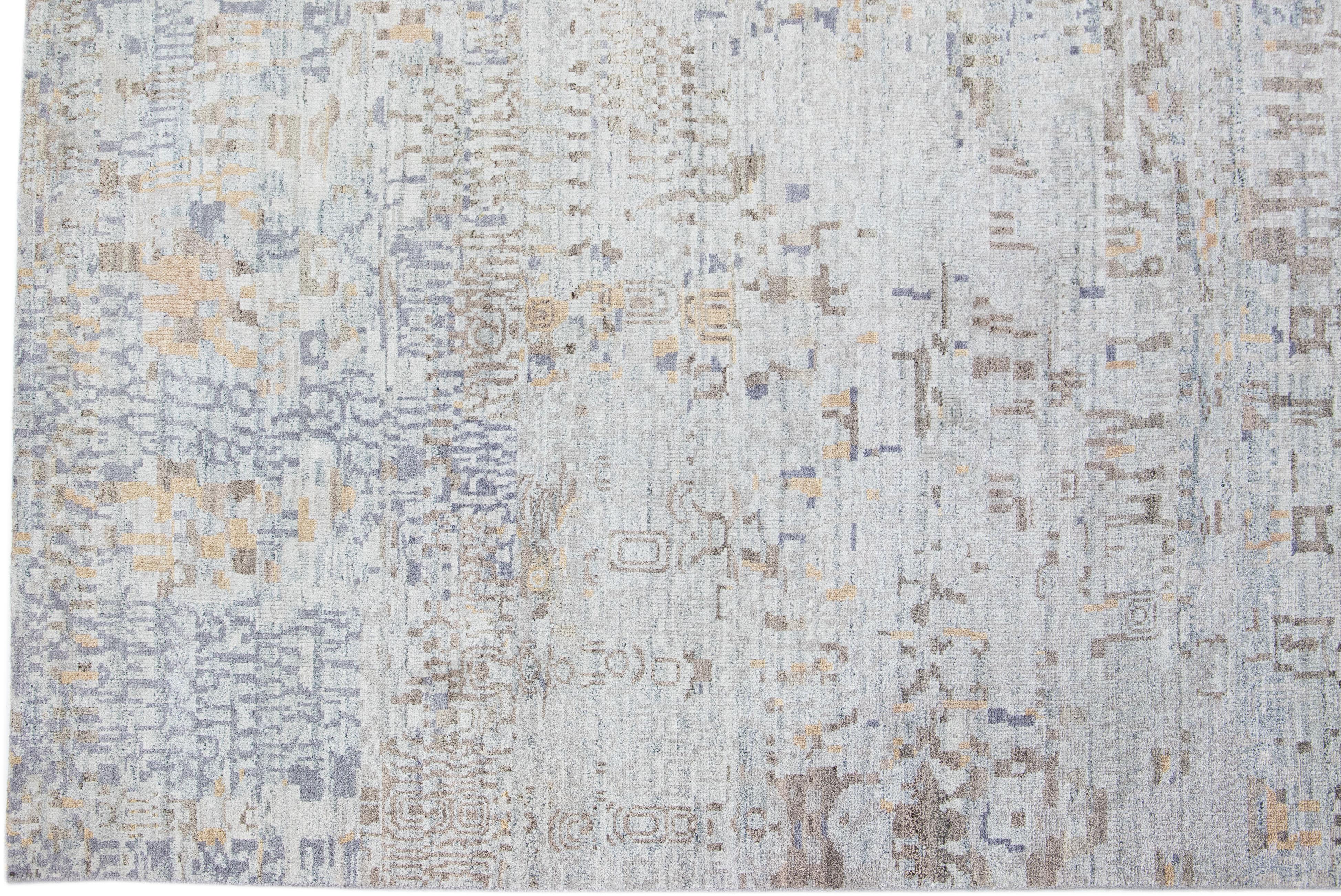 Abstrakter handgefertigter moderner Teppich aus Wolle und Seide in Grau (Handgeknüpft) im Angebot