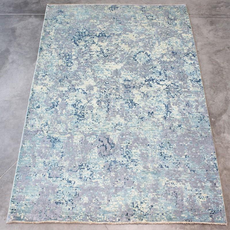 Contemporary rug belonging to the abstract collection.
- Elaborated by hand in silk and wool in the Craft workshops that the Zigler firm has in Pakistan.
- Colors are not uniform with what this type of carpets are very functional when it comes to