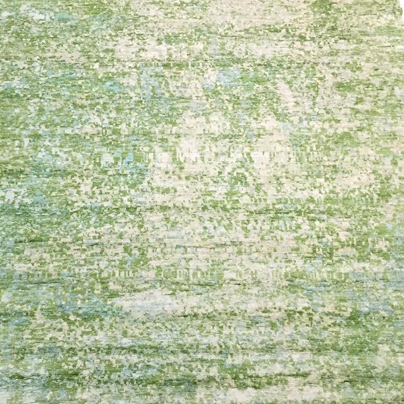 Abstrakter handgefertigter Teppich aus Seide und Wolle in grünem Design. 3,00 x 2,40 M (Handgewebt) im Angebot