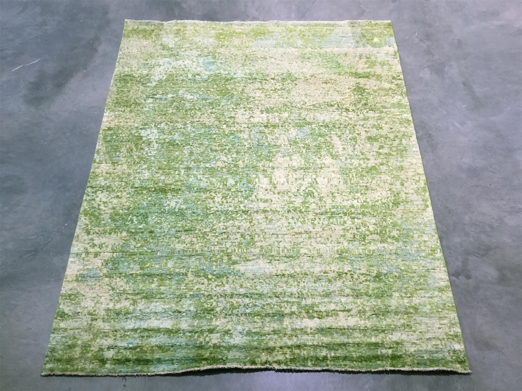 Abstrakter handgefertigter Teppich aus Seide und Wolle in grünem Design. 3,00 x 2,40 M (21. Jahrhundert und zeitgenössisch) im Angebot