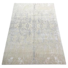 Abstrakter handgefertigter Teppich aus Seide und Wolle in Grau. 2,45 x 1,75 m.