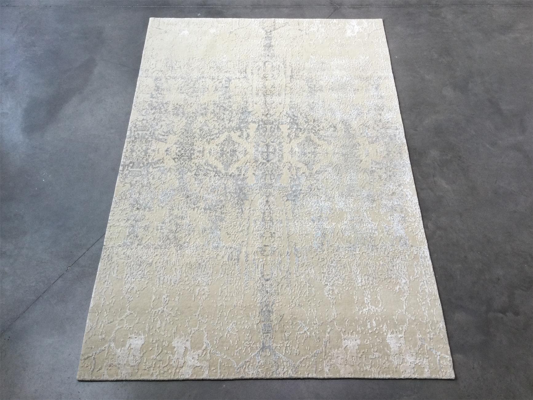 Contemporary rug belonging to our Abstract Collection. Measures: 3.00 x 2.00 m.
- Handmade in silk and wool in the artisan workshops of the Zigler firm.
- Incredible mix between the old and the contemporary.
- Silk designs with a wool structure that