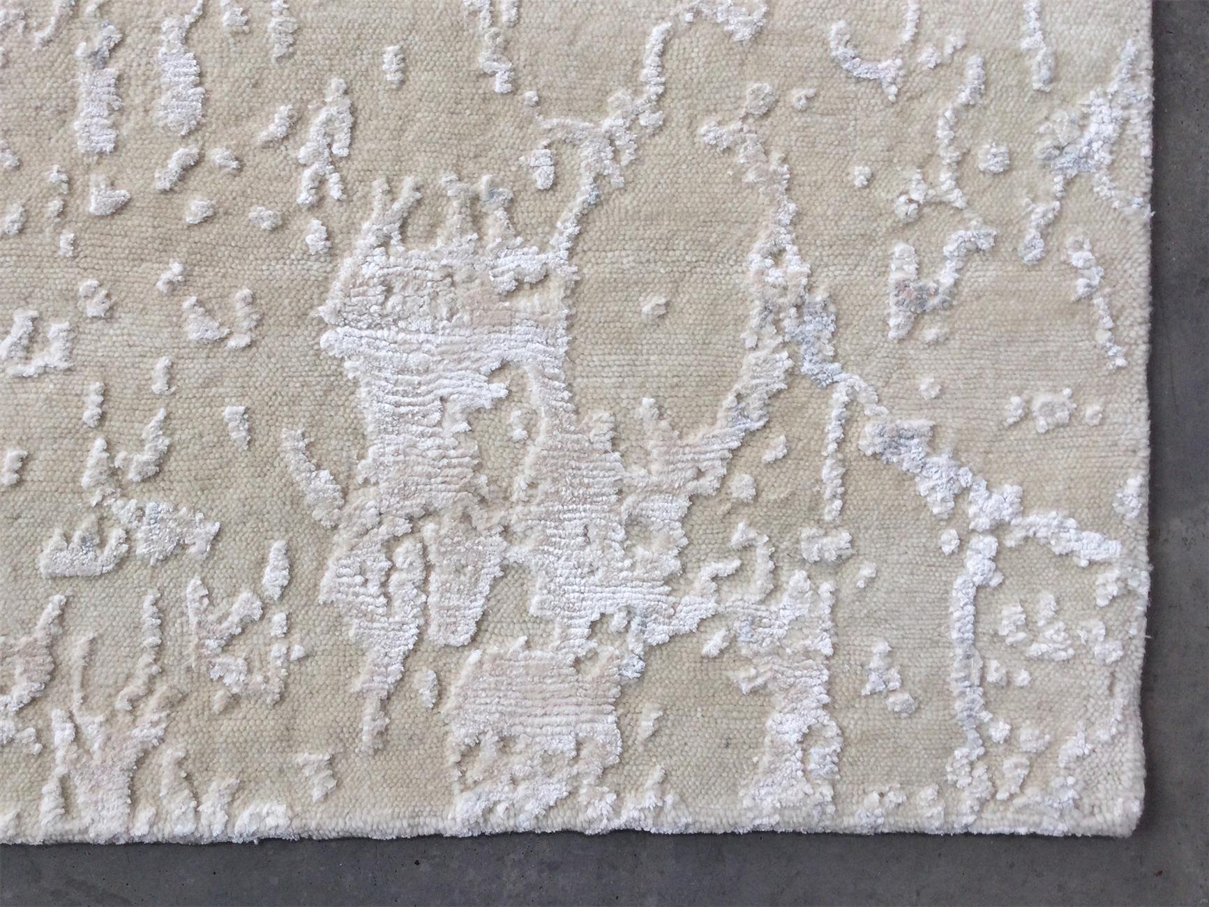 Abstrakter handgefertigter Teppich aus Seide und Wolle in Grau mit Design. 3,00 x 2,50 M im Zustand „Neu“ in MADRID, ES