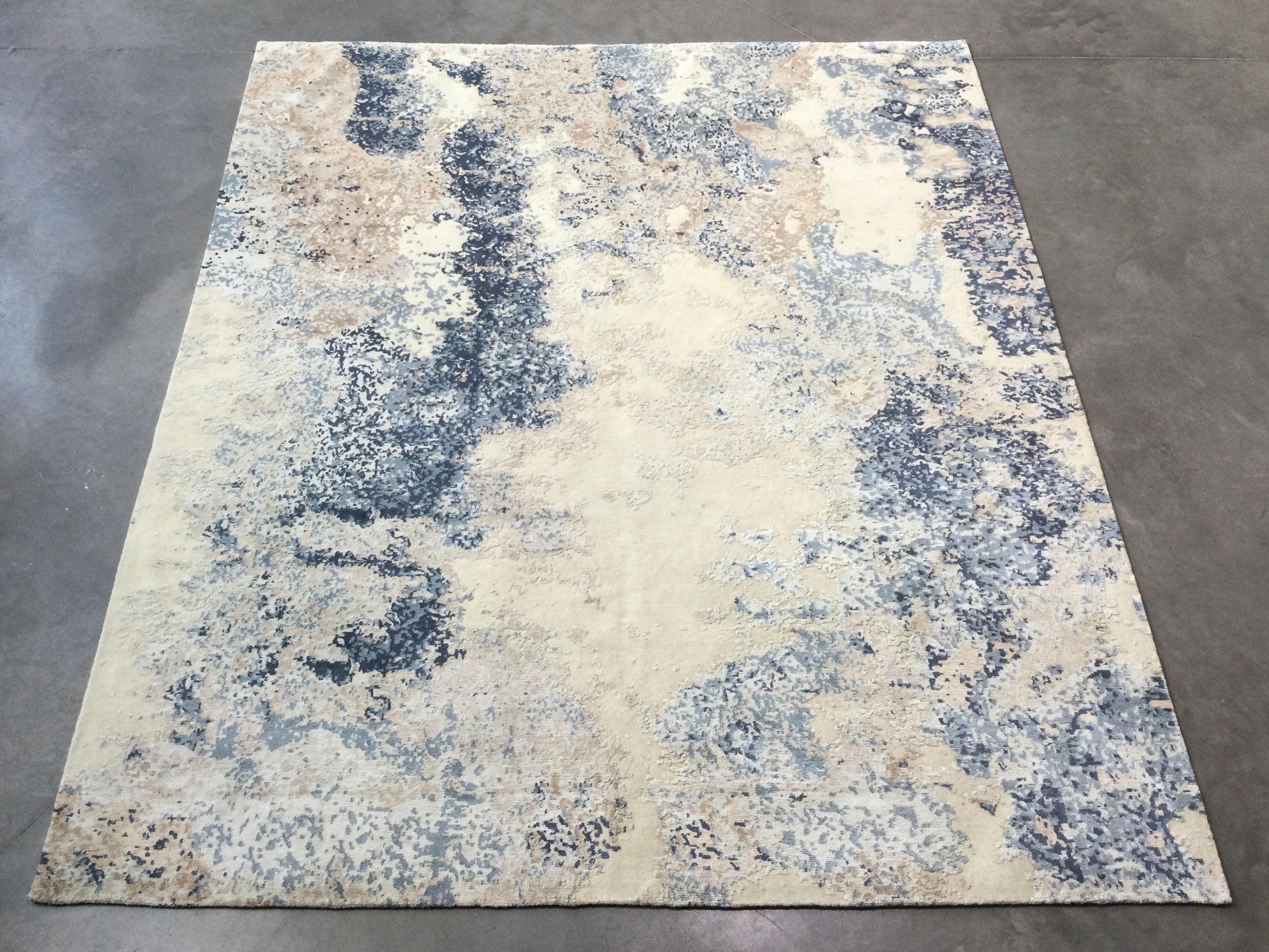 Abstrakter handgefertigter Teppich aus Seide und Wolle in Grau mit Design. 3,05 x 2,55 M (Handgewebt) im Angebot