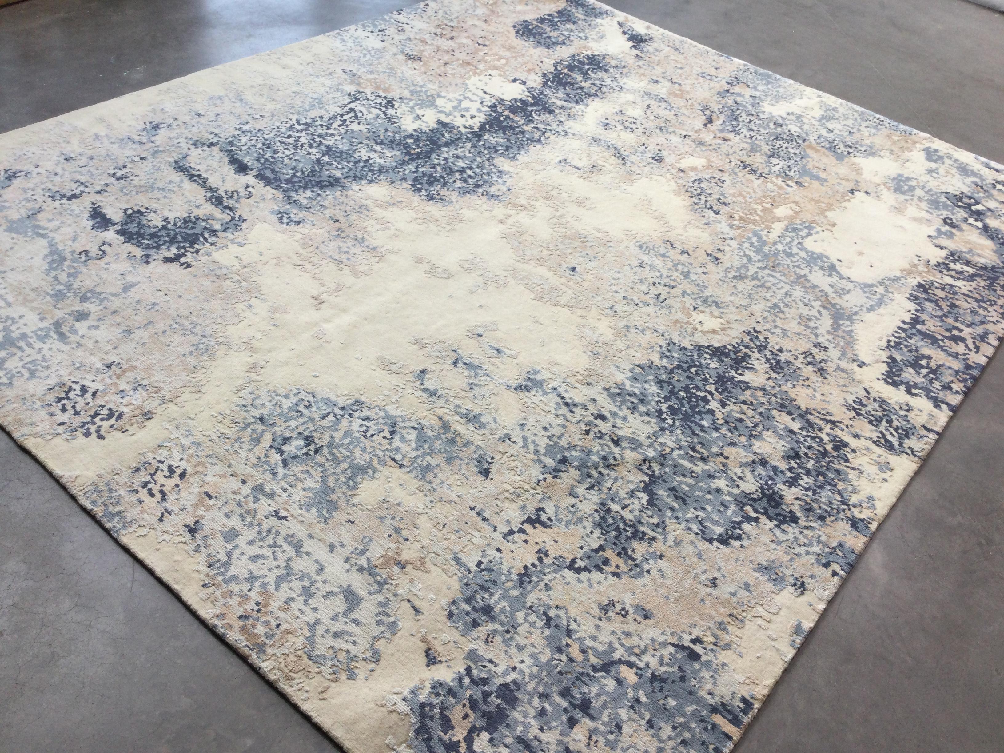 Abstrakter handgefertigter Teppich aus Seide und Wolle in Grau mit Design. 3,05 x 2,55 M im Zustand „Neu“ im Angebot in MADRID, ES